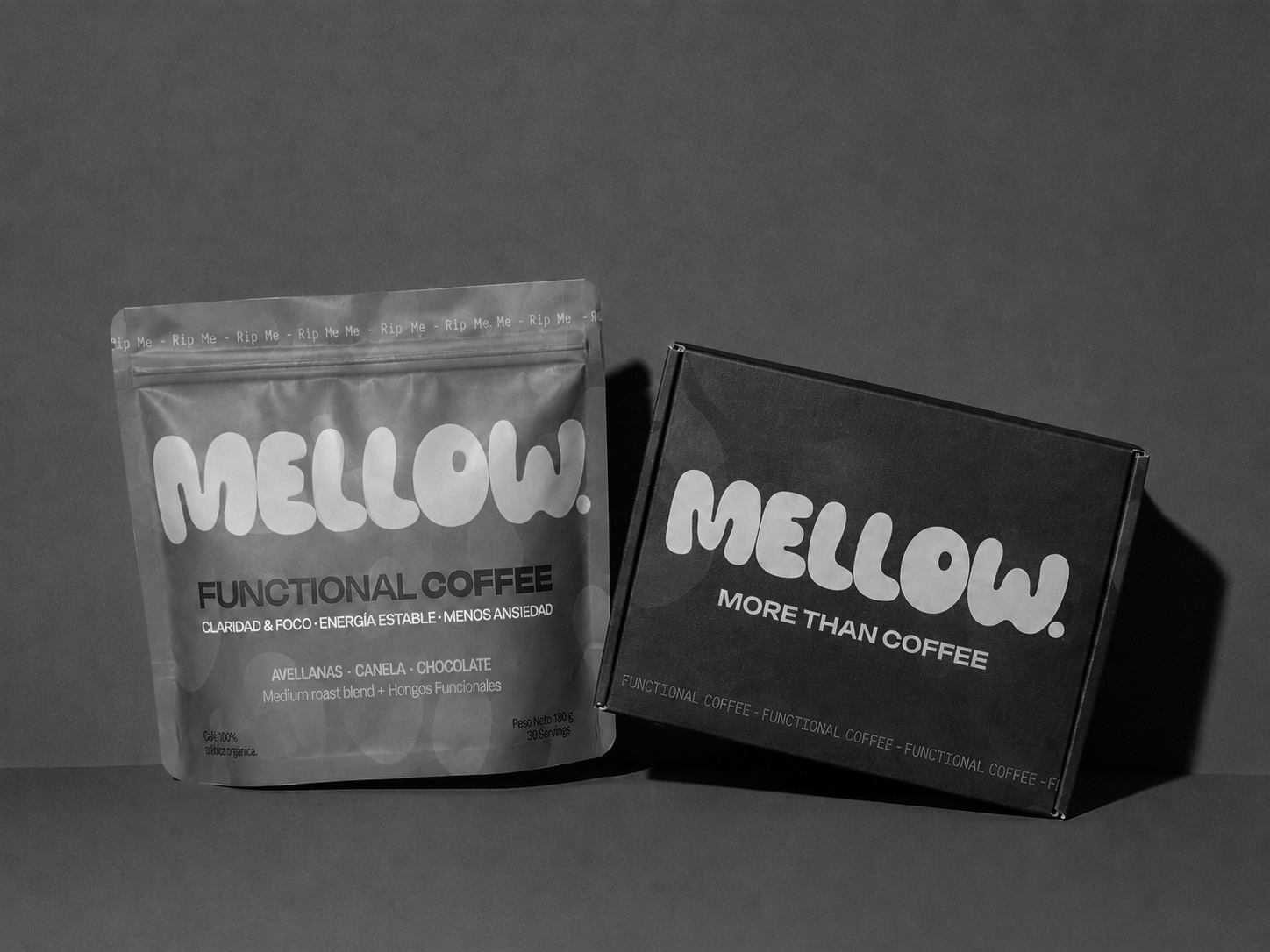 Paquete y caja de café Mellow en tonos grises, con el texto 'Mellow', uno dice 'Functional Coffee' con beneficios y diferentes sabores, y la caja con el lema 'More Than Coffee'.