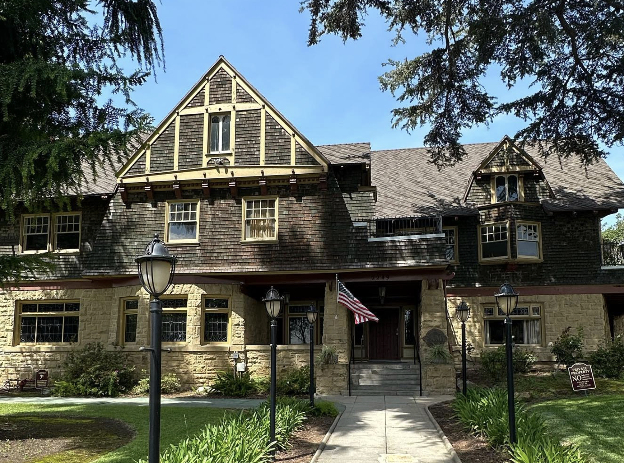 The Charles I. D. Moore House at 2242 South Hobart Boulevard, a 1908 Hudson and Munsell mansion in the Sugar Hill Historic District of West Adams Heights, Los Angeles, HCM No. 1086