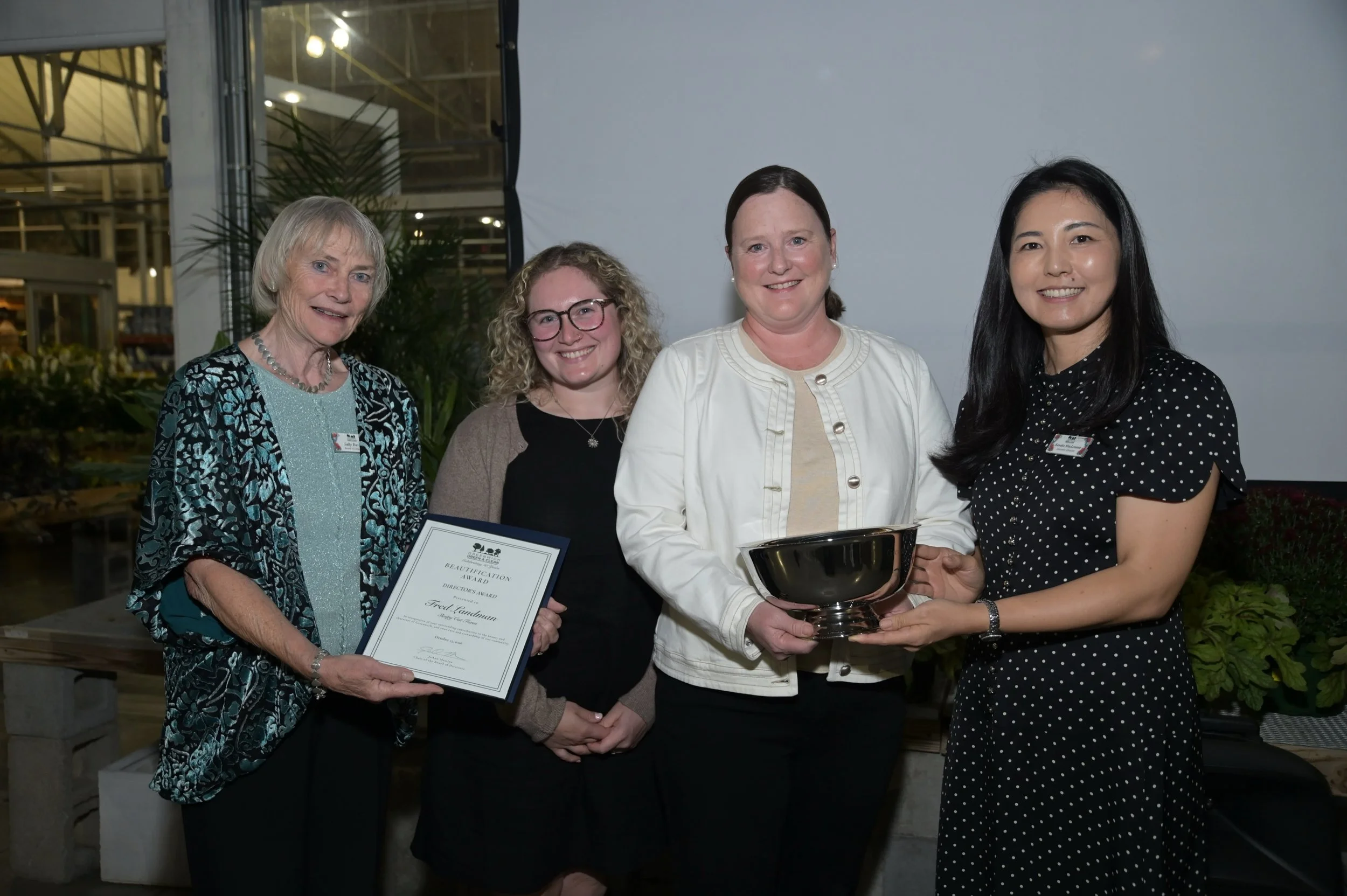 🌿GG&amp;C Director&rsquo;s Award | Fred Landman, Sleepy Cat Farm

(📸 Head Horticulturist Kristi Wright and gardener Cassie Schweitzer accepting the award on Fred&rsquo;s behalf.)

🐈&zwj;⬛ The Director&rsquo;s Award this year is presented to&nbsp;F