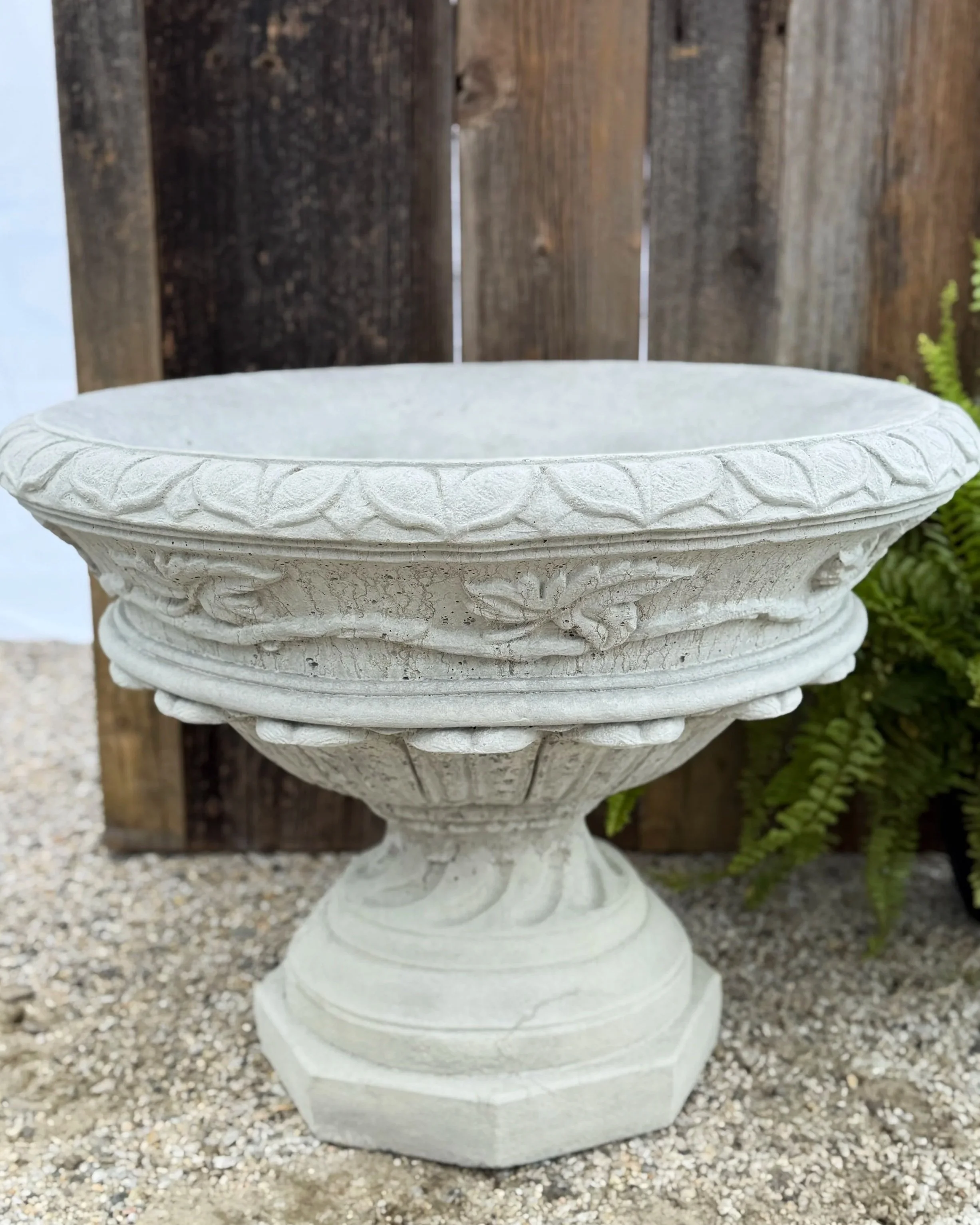 round vine urn-ex. large