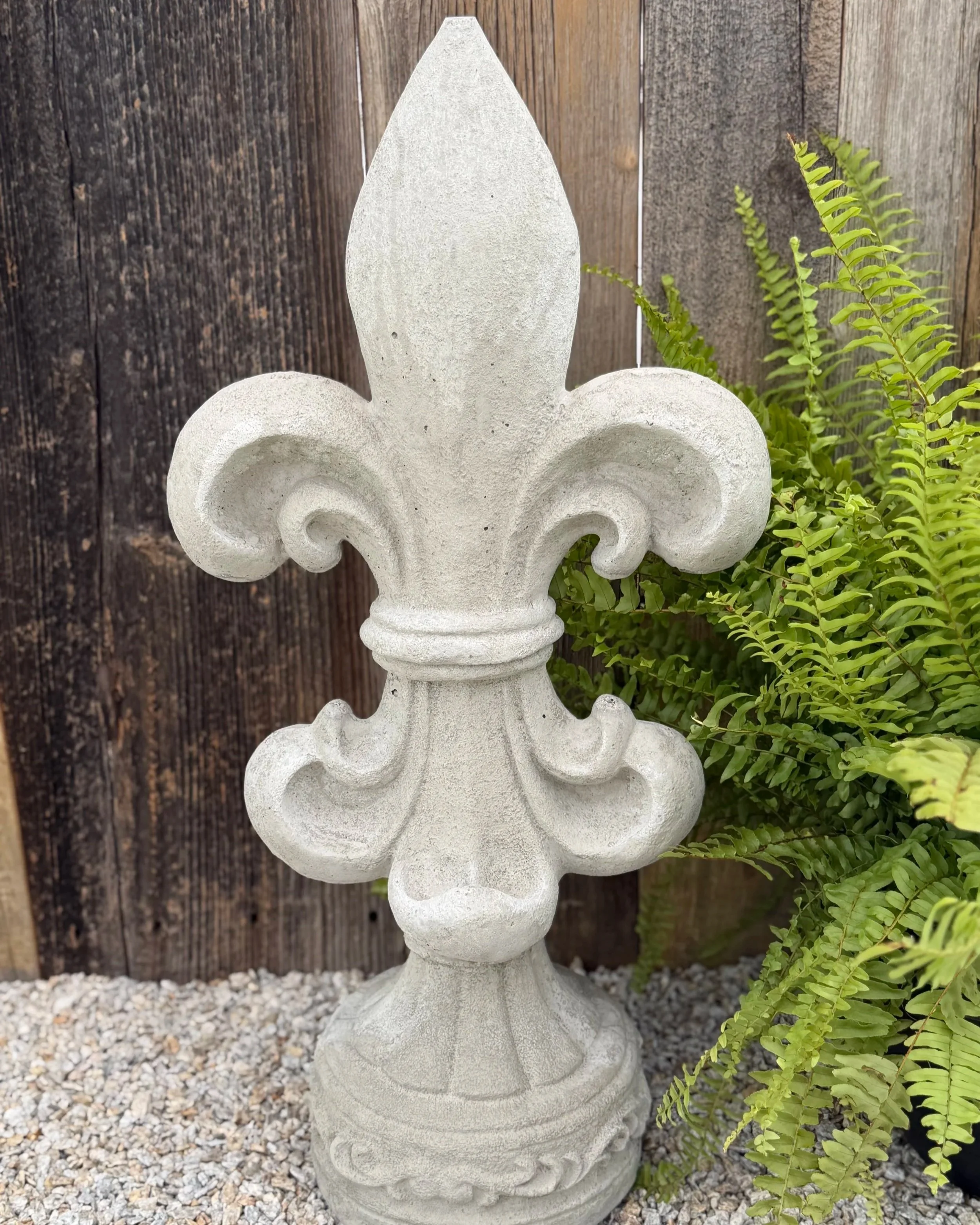 fleur-de-lis round scroll base