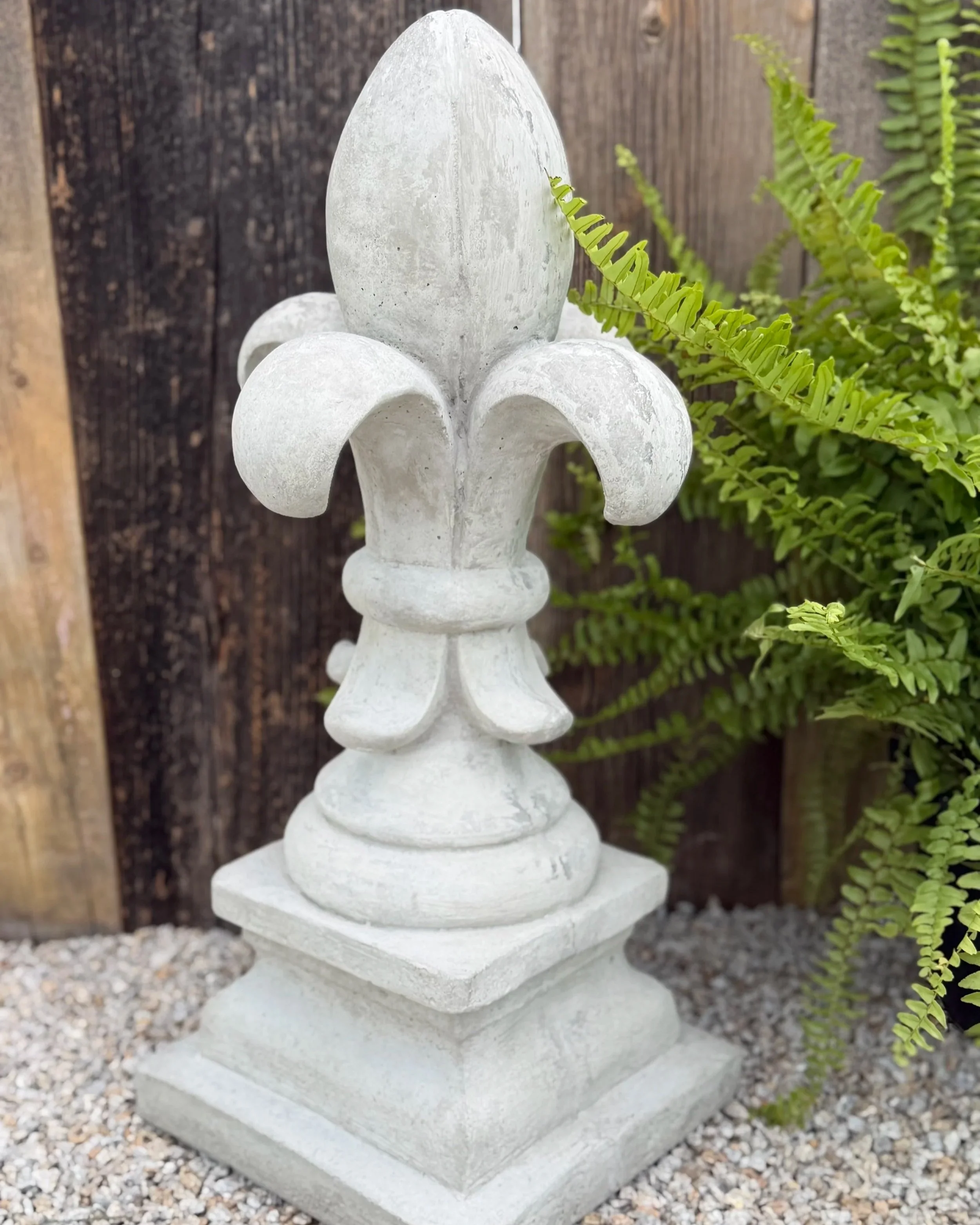 fleur-de-lis square base