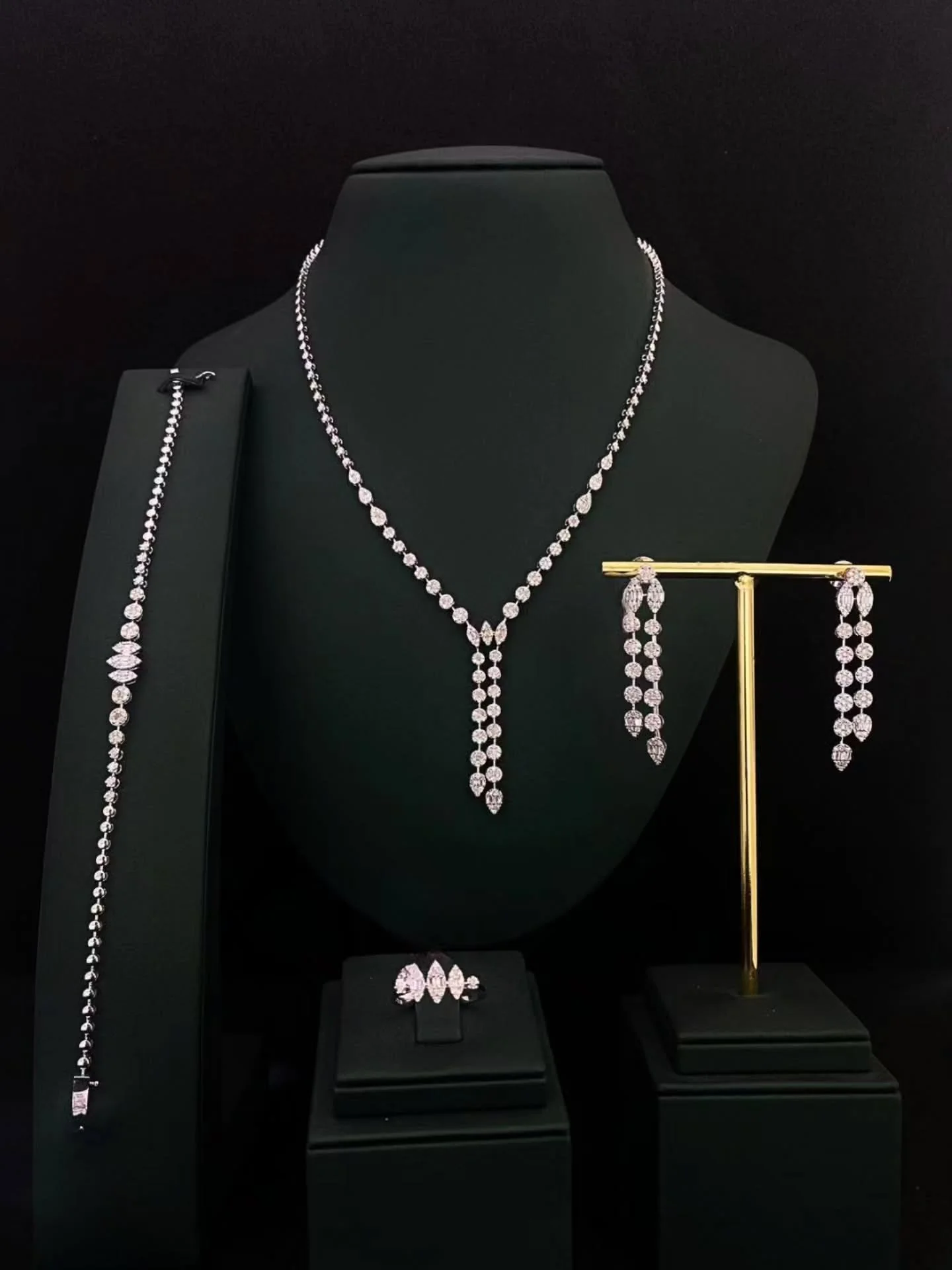 First look at one of our diamond jewellery sets 💎✨ 

- Necklace: 11.81g, 307/2.49ct diamond 
- Bracelet: 5.75g, 77/0.69ct diamond 
- Earrings: 6.21g, 224/1.90ct diamond 
- Ring: 1.69g, 29/0.21ct diamond
 
📩 DM to order yours or for any enquiries! 
