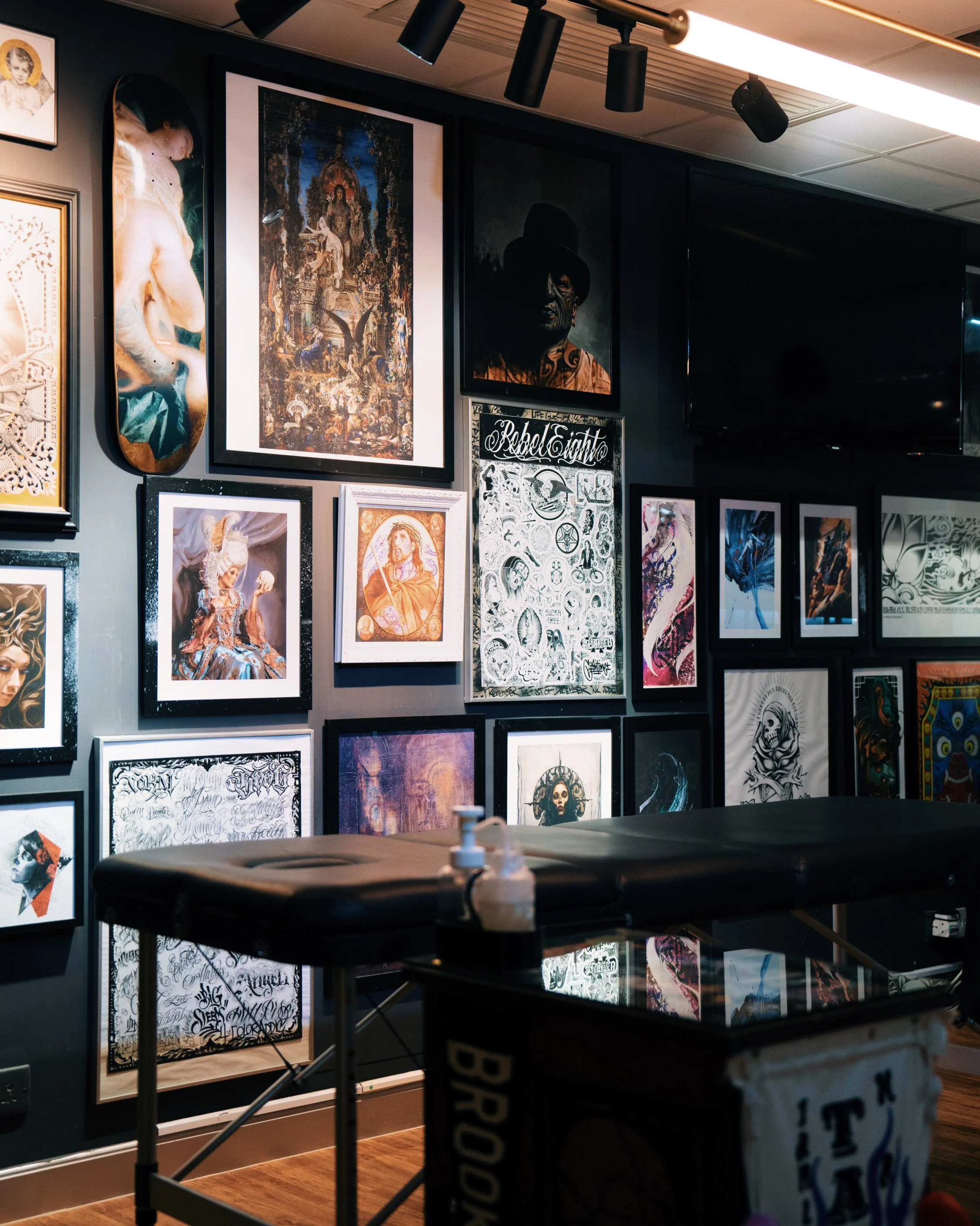 【 Tattooing Area | Zone 2 】
​
Moving past our lounge, this is the space where ideas are transformed into body art. Zone 2 features an open-plan design fully equipped with professional, highly sanitized tattooing setups. Against a backdrop of fluid mu