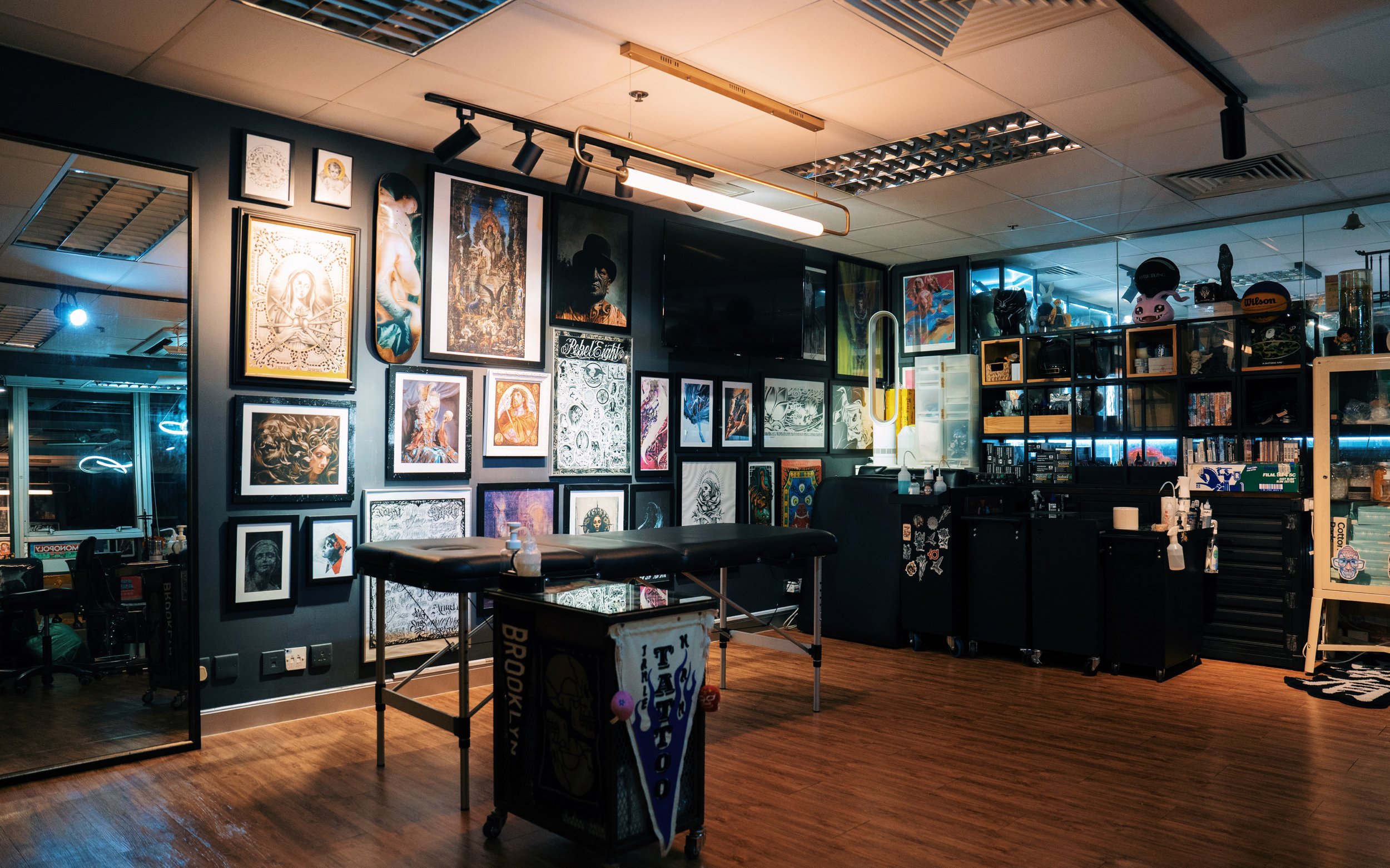 【 Tattooing Area | Zone 2 】
​
Moving past our lounge, this is the space where ideas are transformed into body art. Zone 2 features an open-plan design fully equipped with professional, highly sanitized tattooing setups. Against a backdrop of fluid mu