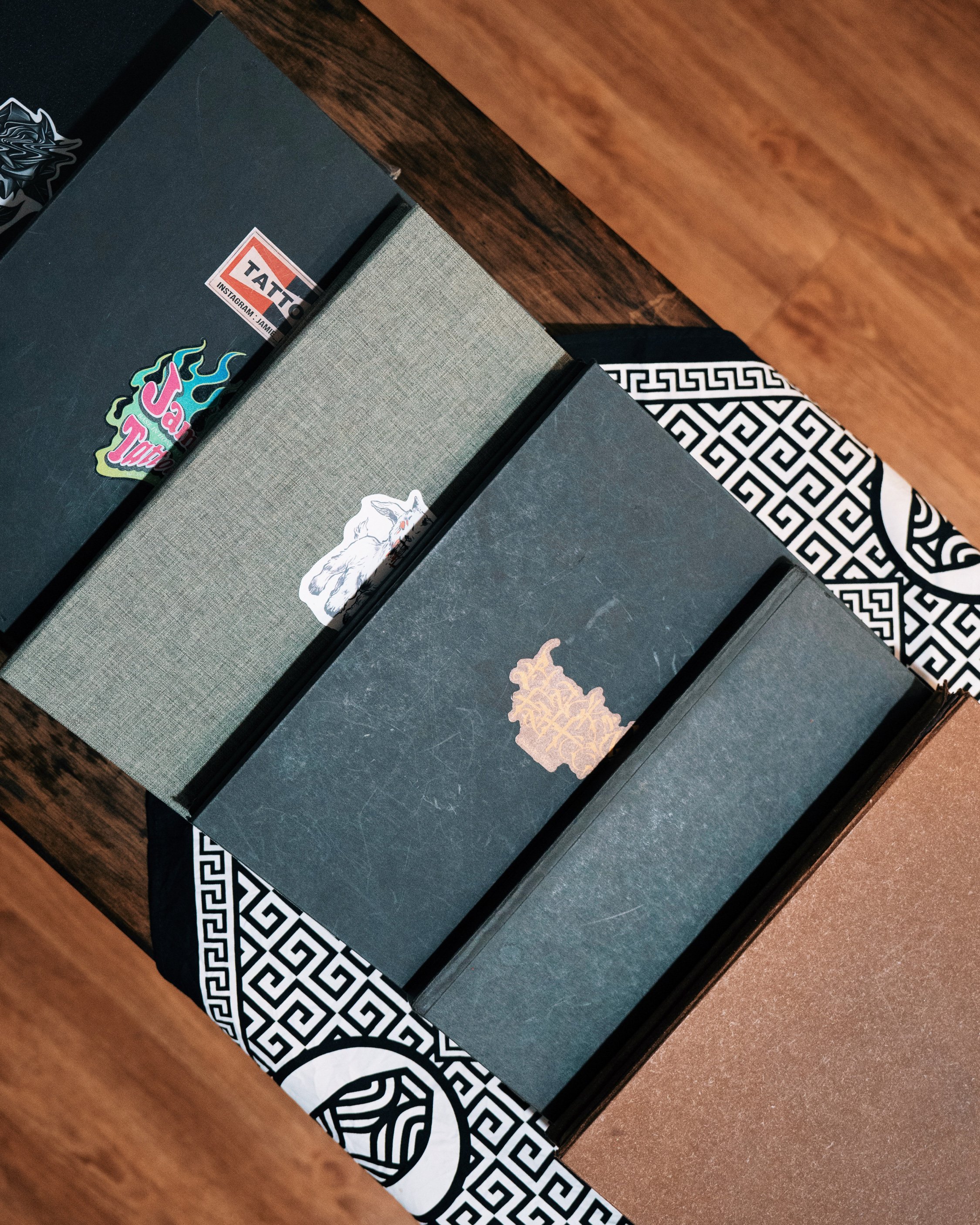 【 Reception & Lounge | Zone 1 】
​
Before your session, feel free to unwind in our lounge area. This space is filled with our curated collection of global art prints, collectible toys, and original tattoo flashes. You are welcome to browse through the