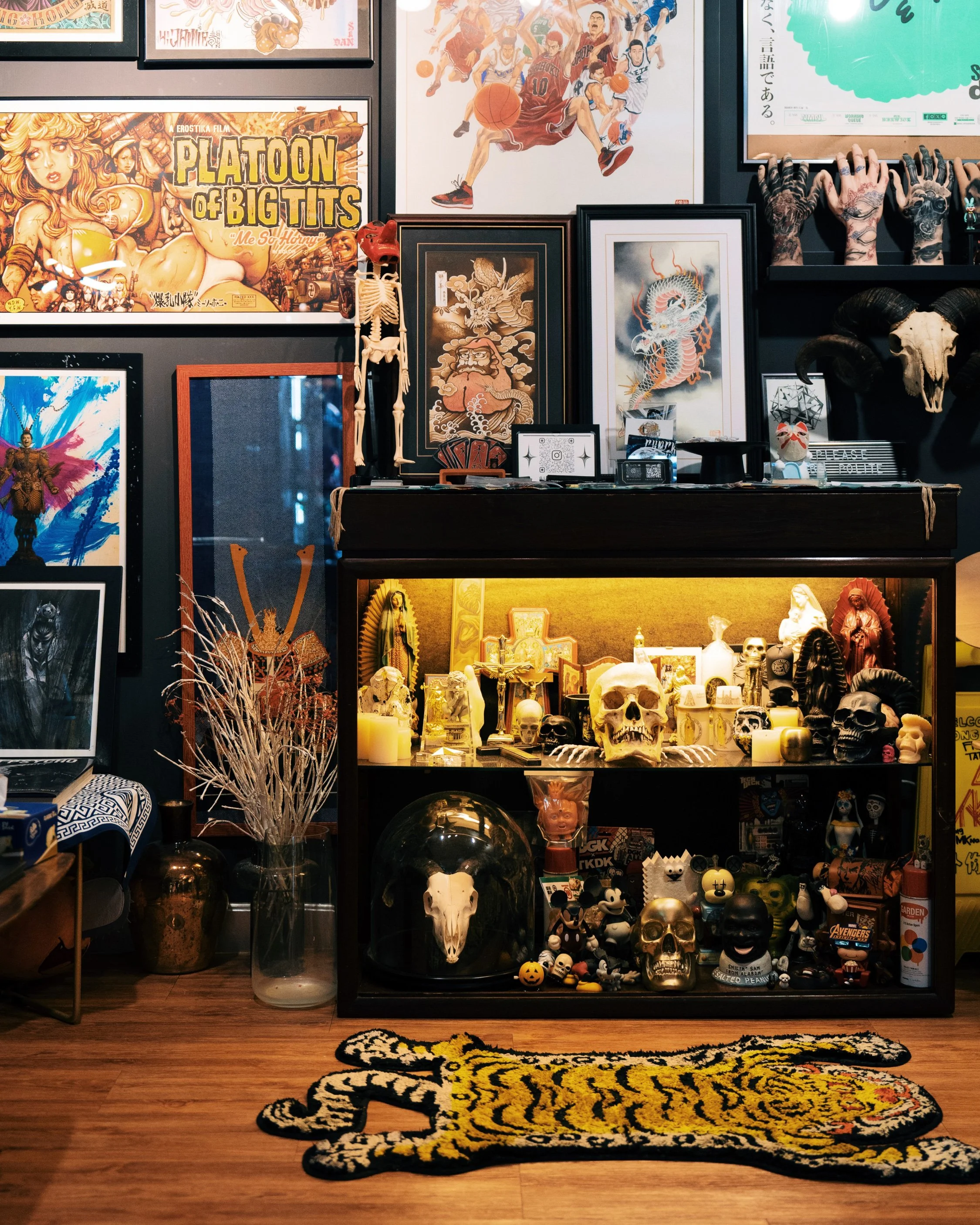 【 Reception & Lounge | Zone 1 】
​
Before your session, feel free to unwind in our lounge area. This space is filled with our curated collection of global art prints, collectible toys, and original tattoo flashes. You are welcome to browse through the