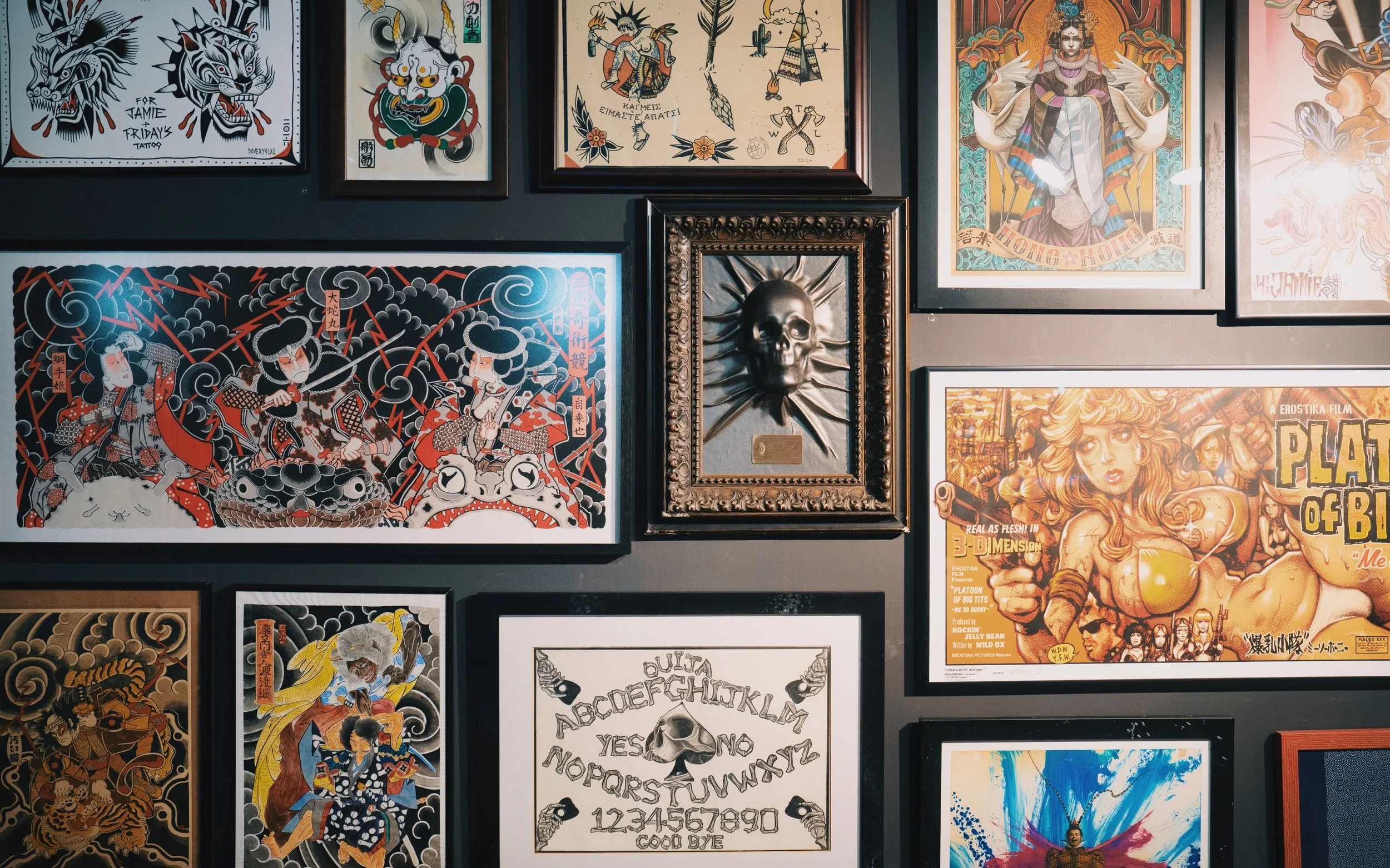 【 Reception & Lounge | Zone 1 】
​
Before your session, feel free to unwind in our lounge area. This space is filled with our curated collection of global art prints, collectible toys, and original tattoo flashes. You are welcome to browse through the