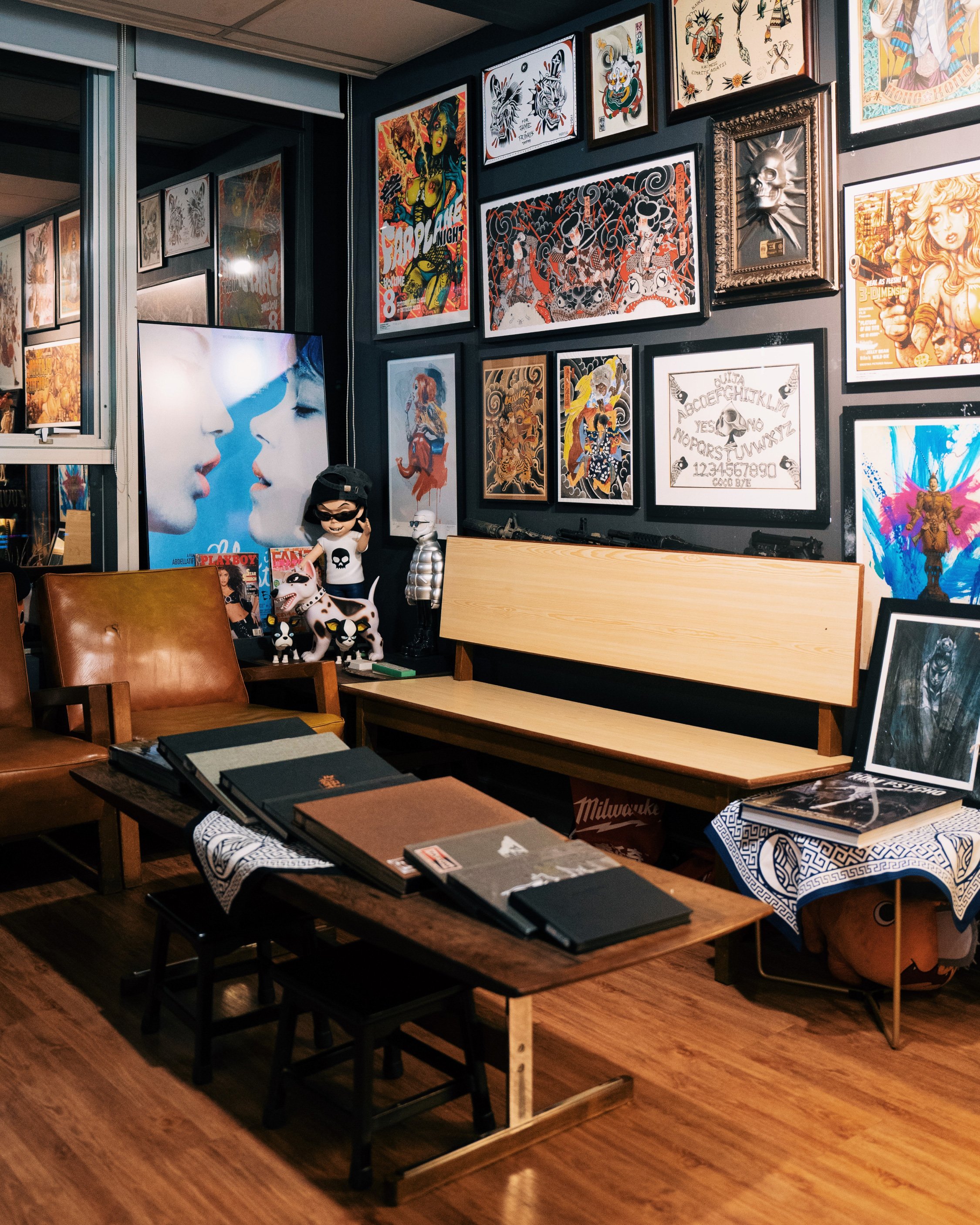 【 Reception & Lounge | Zone 1 】
​
Before your session, feel free to unwind in our lounge area. This space is filled with our curated collection of global art prints, collectible toys, and original tattoo flashes. You are welcome to browse through the
