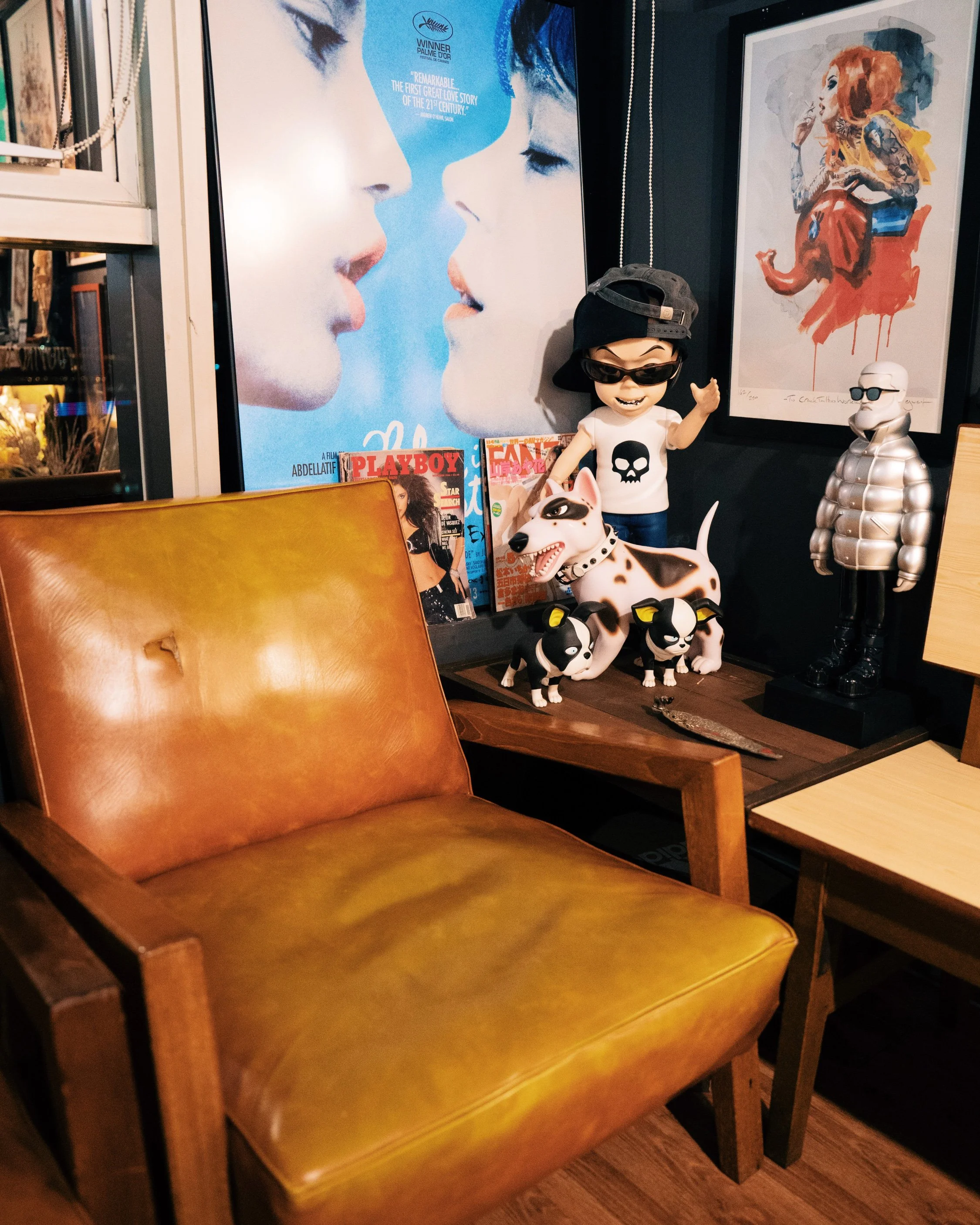 【 Reception & Lounge | Zone 1 】
​
Before your session, feel free to unwind in our lounge area. This space is filled with our curated collection of global art prints, collectible toys, and original tattoo flashes. You are welcome to browse through the