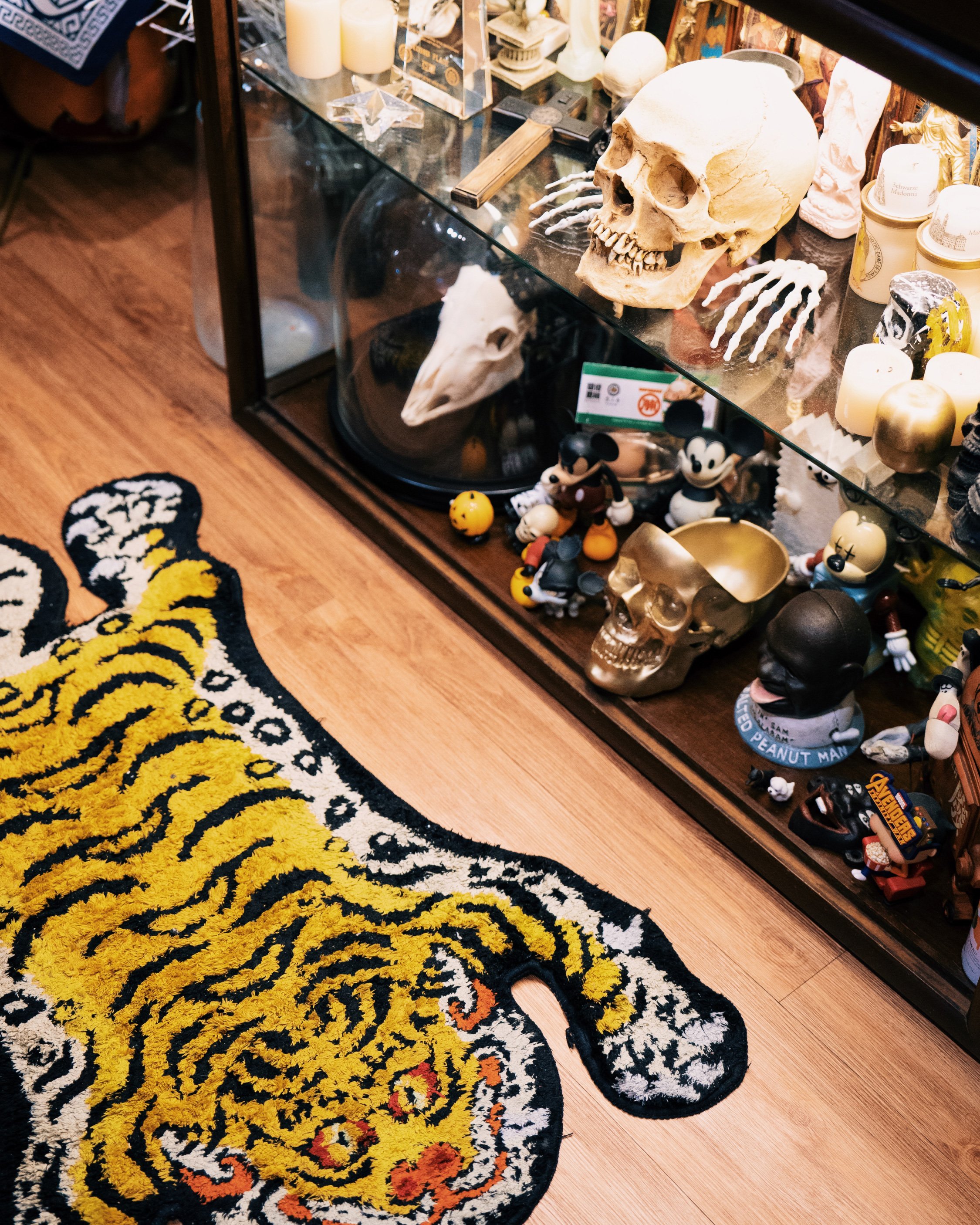 【 Reception & Lounge | Zone 1 】
​
Before your session, feel free to unwind in our lounge area. This space is filled with our curated collection of global art prints, collectible toys, and original tattoo flashes. You are welcome to browse through the