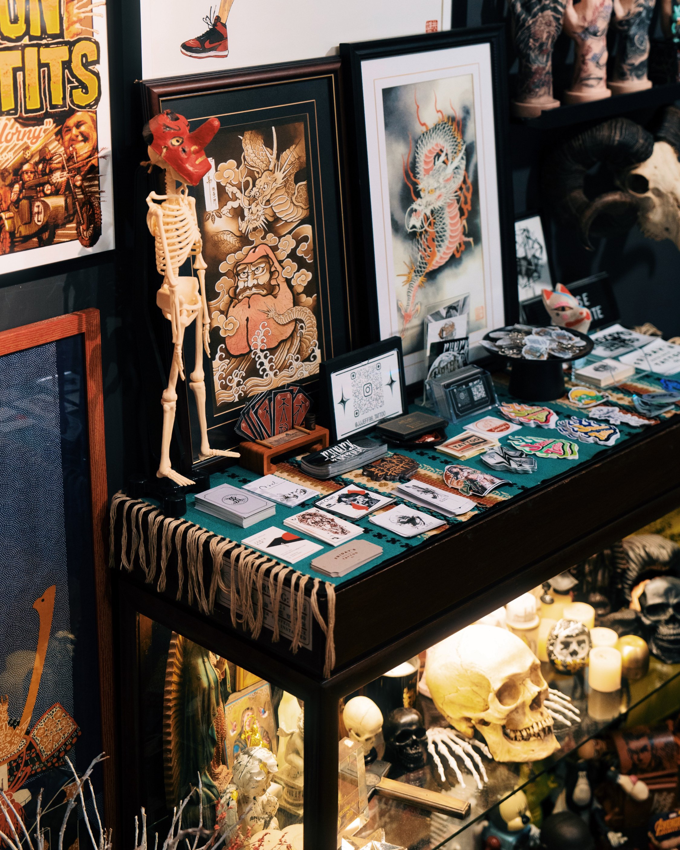 【 Reception & Lounge | Zone 1 】
​
Before your session, feel free to unwind in our lounge area. This space is filled with our curated collection of global art prints, collectible toys, and original tattoo flashes. You are welcome to browse through the