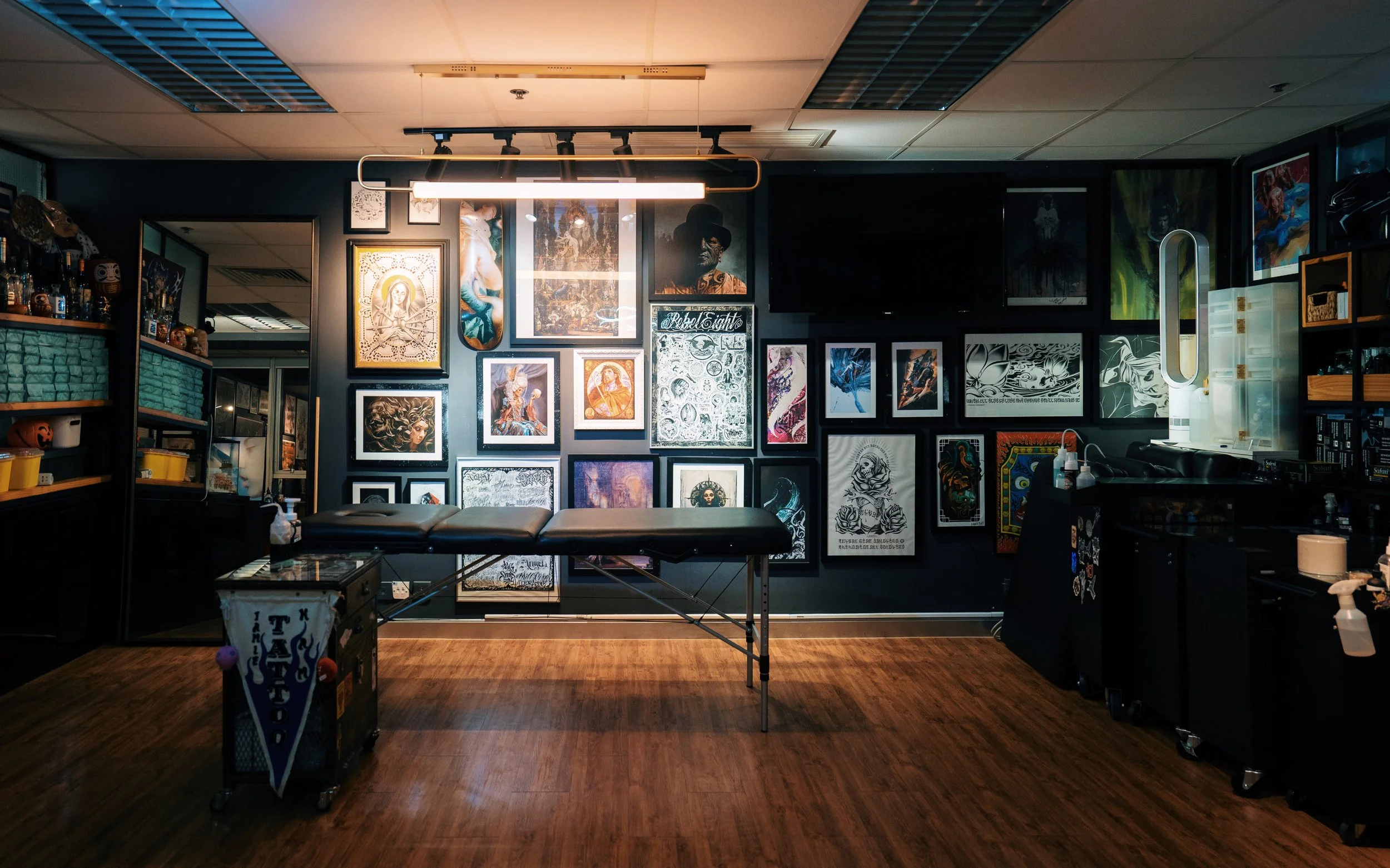 【 Tattooing Area | Zone 2 】
​
Moving past our lounge, this is the space where ideas are transformed into body art. Zone 2 features an open-plan design fully equipped with professional, highly sanitized tattooing setups. Against a backdrop of fluid mu