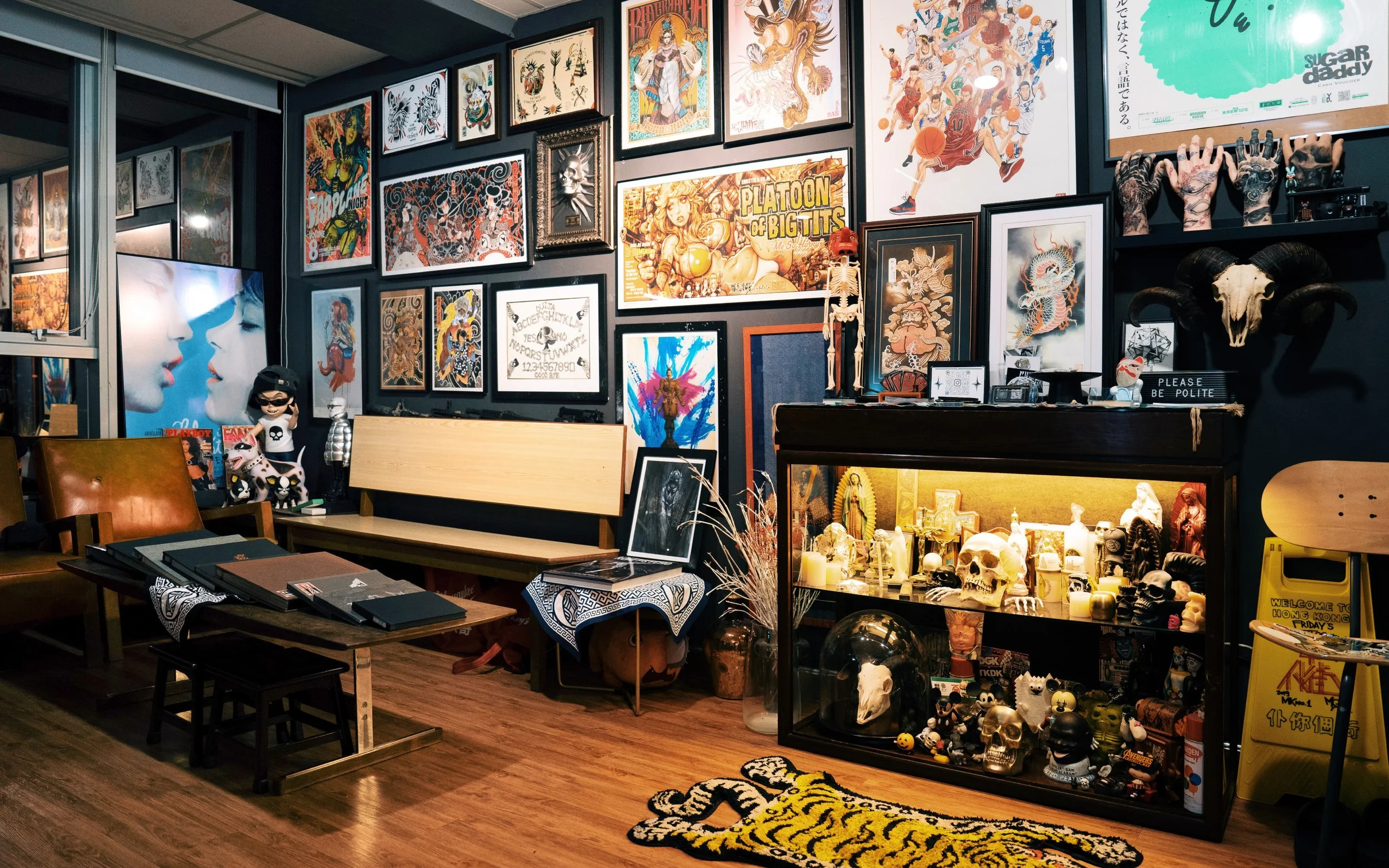 【 Reception & Lounge | Zone 1 】
​
Before your session, feel free to unwind in our lounge area. This space is filled with our curated collection of global art prints, collectible toys, and original tattoo flashes. You are welcome to browse through the