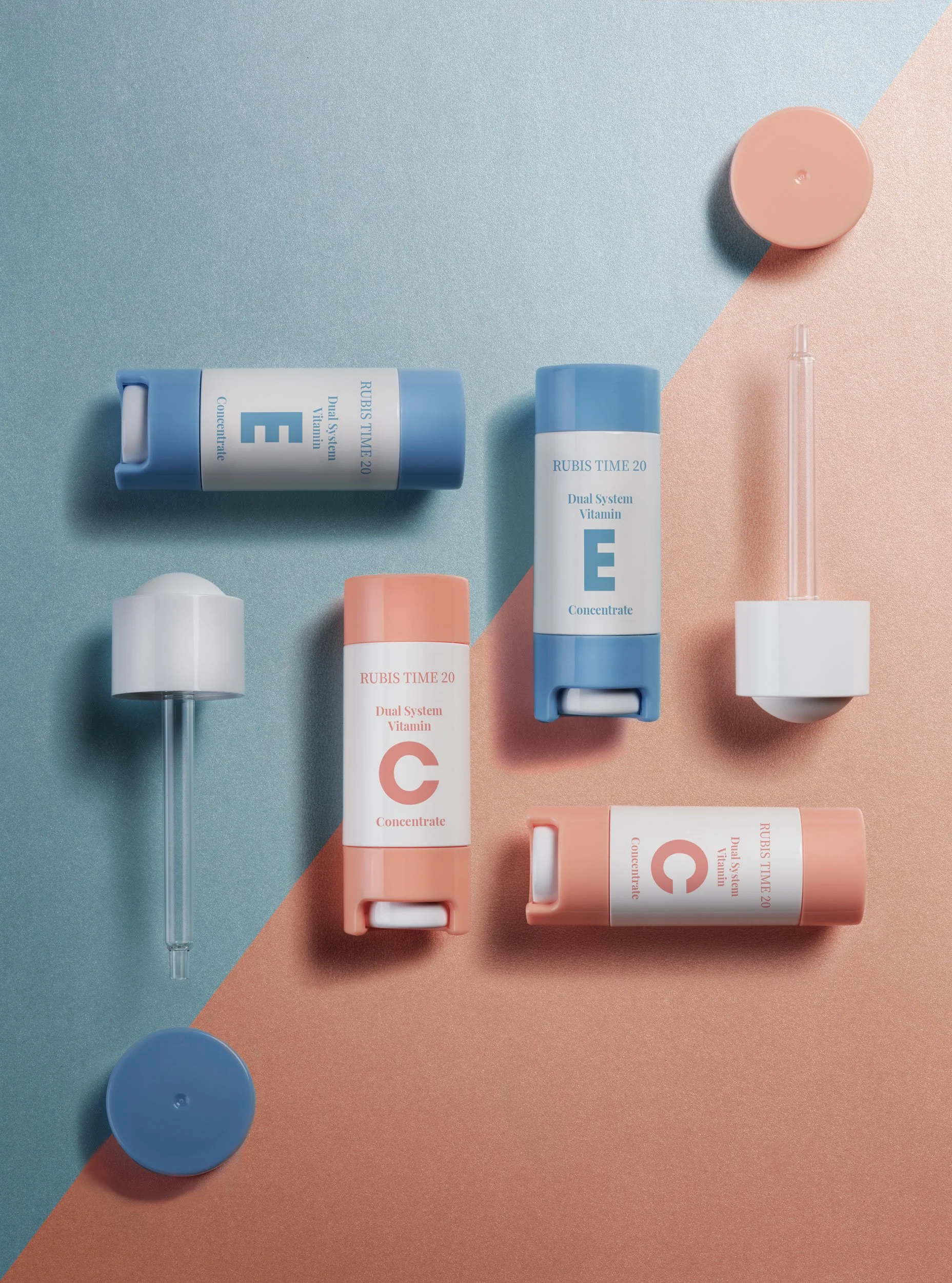 Verschiedene Kosmetikprodukte auf einem geteilten blauen und rosa Hintergrund, darunter Fläschchen und tuben mit Hautpflege und Vitaminen.