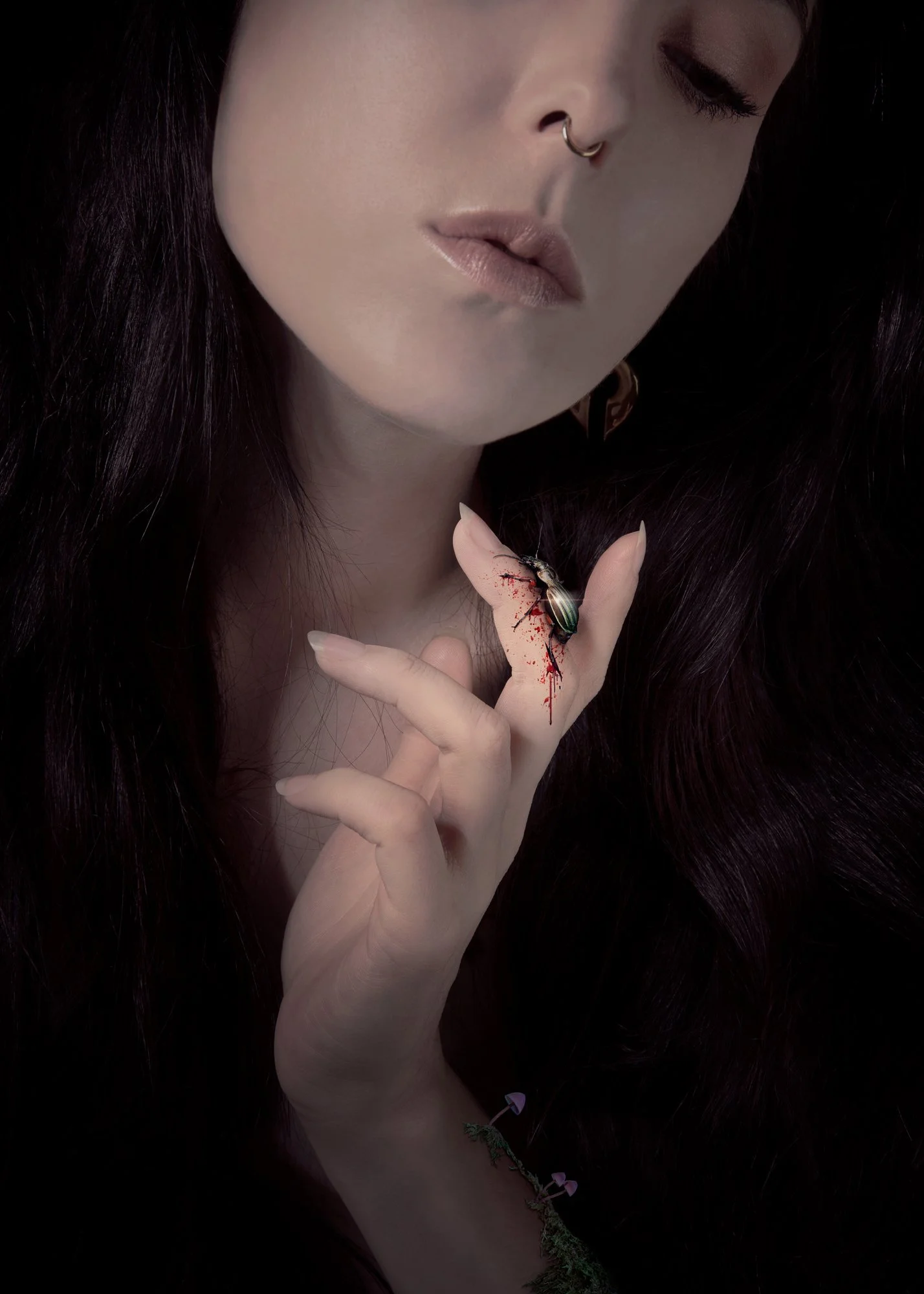 Une femme avec une peau pâle, des cheveux noirs longs et une veste noire. Elle porte un piercing au nez et une boucle d'oreille. Elle tient une cible de scarabée sauvé avec du sang coulant de son corps.
