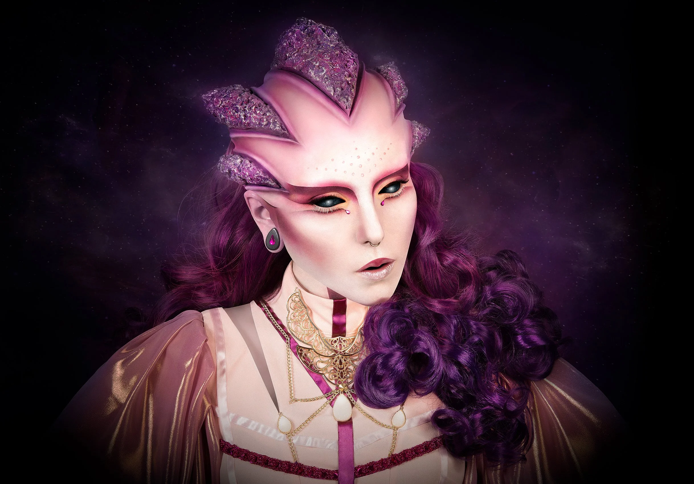 Une femme avec un maquillage et une coiffure élaborés, portant des bijoux dorés, avec un fond de ciel étoilé, semblant inspirée d'une princesse ou d'une figure imaginaire fantastique.