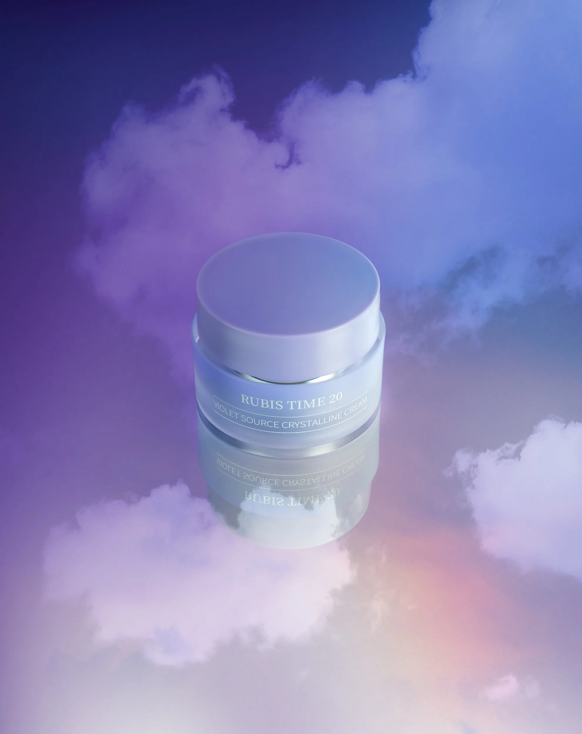 Un pot de crème appelé 'Rubis Time 20' avec un fond de ciel bleuâtre rempli de nuages, le tout étant reflété au-dessus d'une surface brillante.