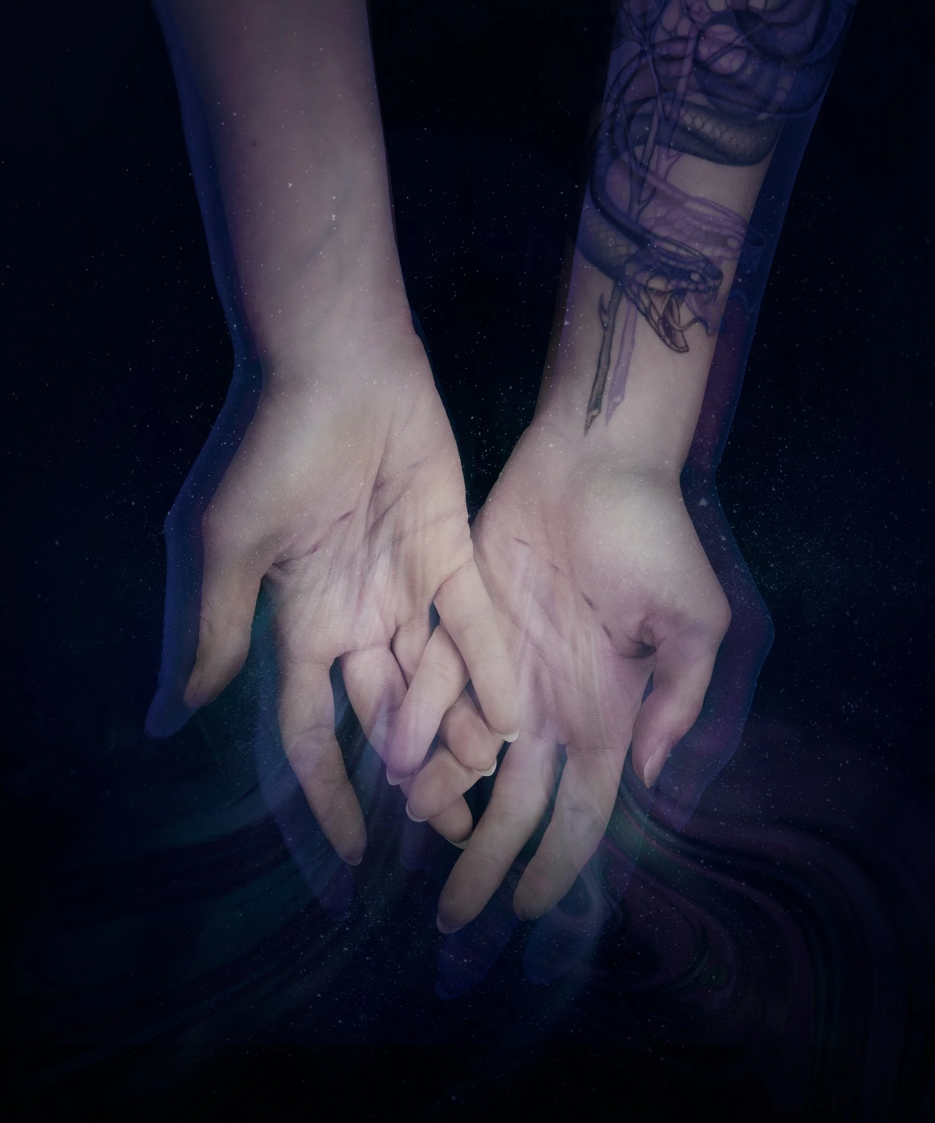 Deux mains entrelacées dans un espace sombre avec un fond de galaxies, une tatouage de serpent sur un bras visible.