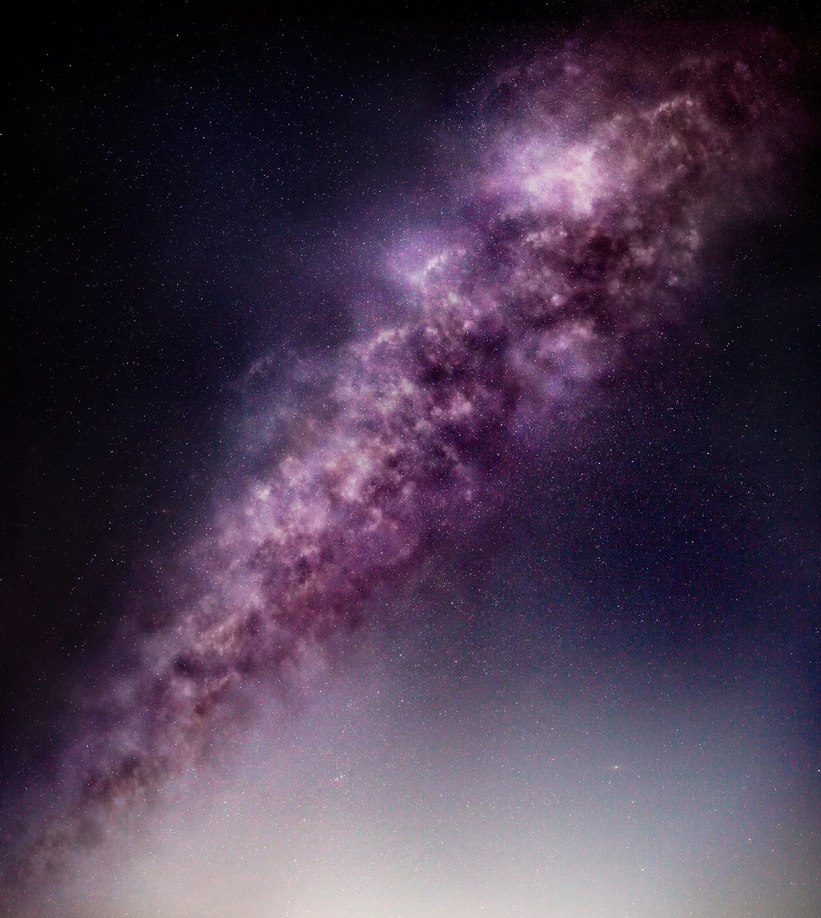 Ciel étoilé avec la Voie lactée violet et rose visible dans l'espace noir