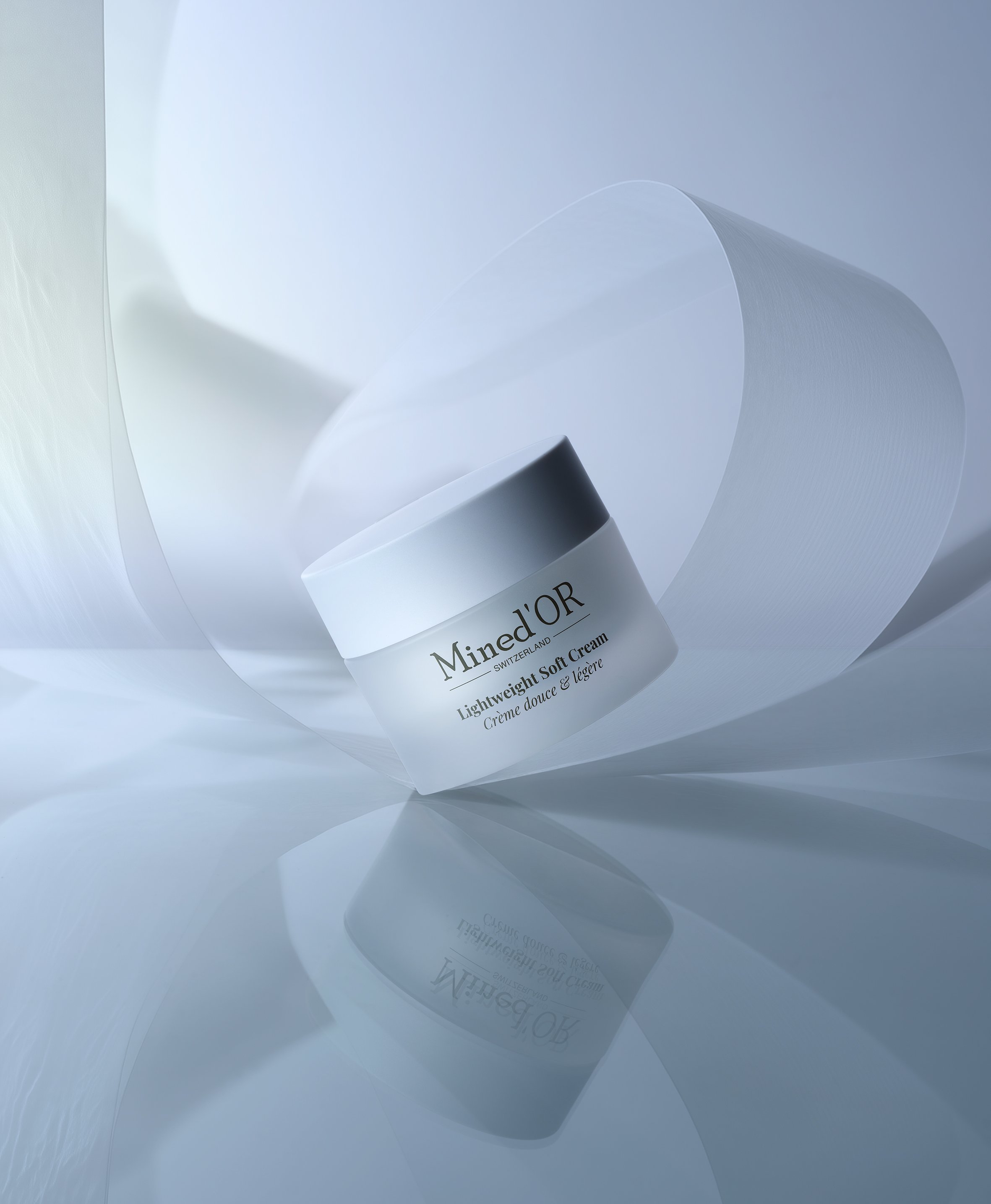 Un pot de crème hydratante Minéder Switzerland Lightweight Soft Cream