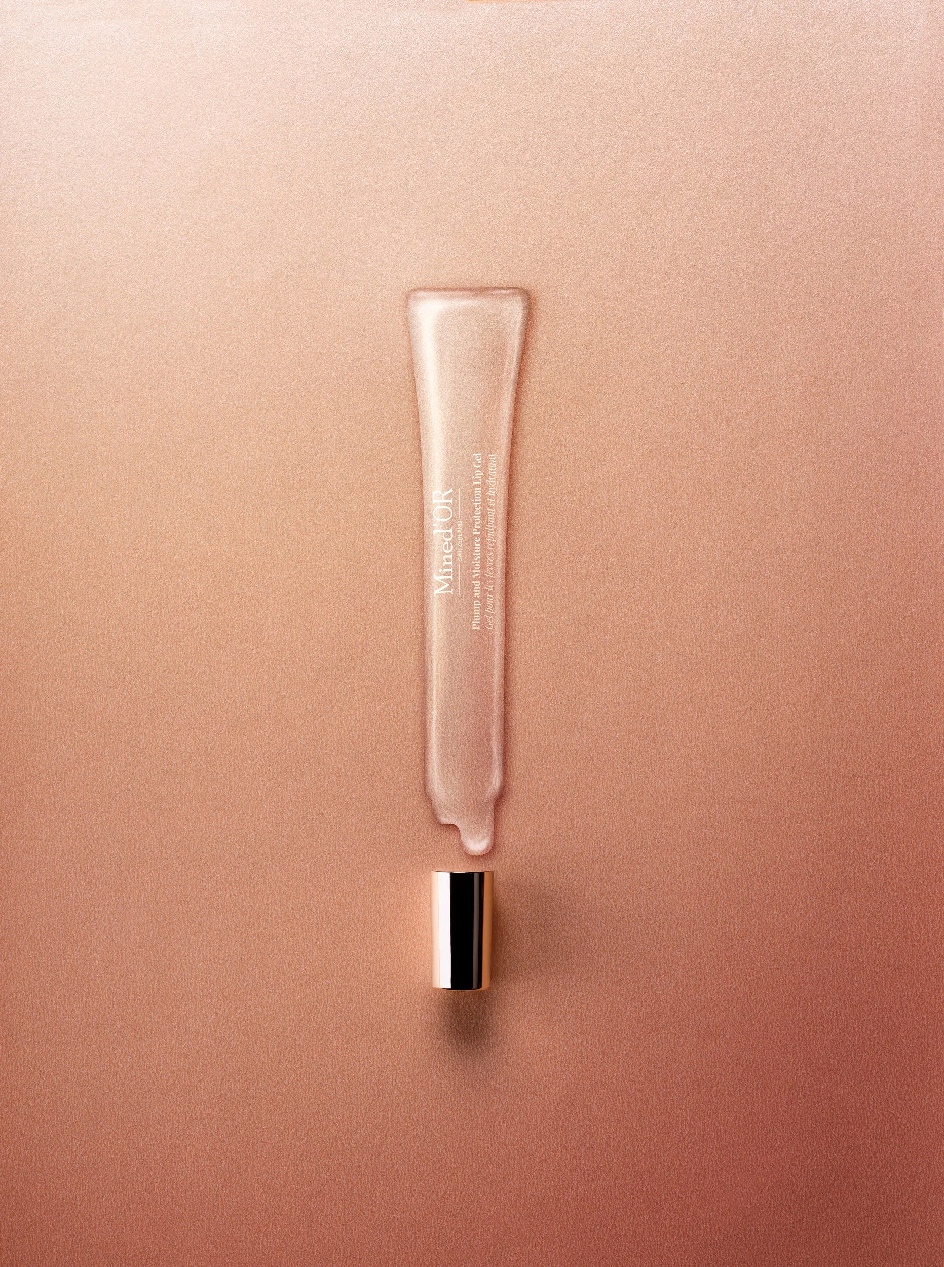Un tube de gel de protection solaire de la marque Minimedor, blanc avec un bouchon noir, déposé sur une surface rose
