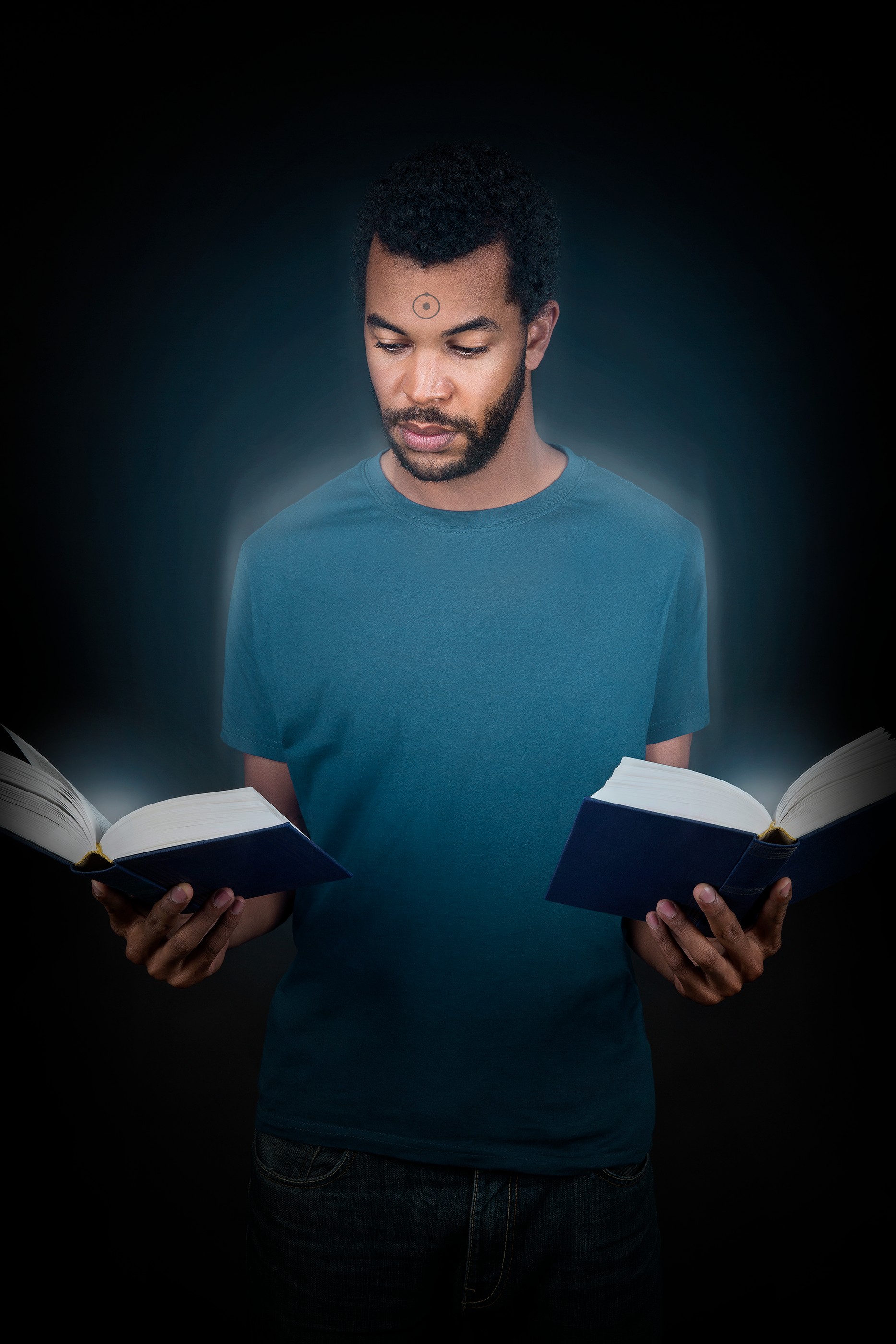 Un homme qui tient deux livres ouverts, portant un cercle de visée sur le front, avec un fond sombre et un halo de lumière autour de lui.