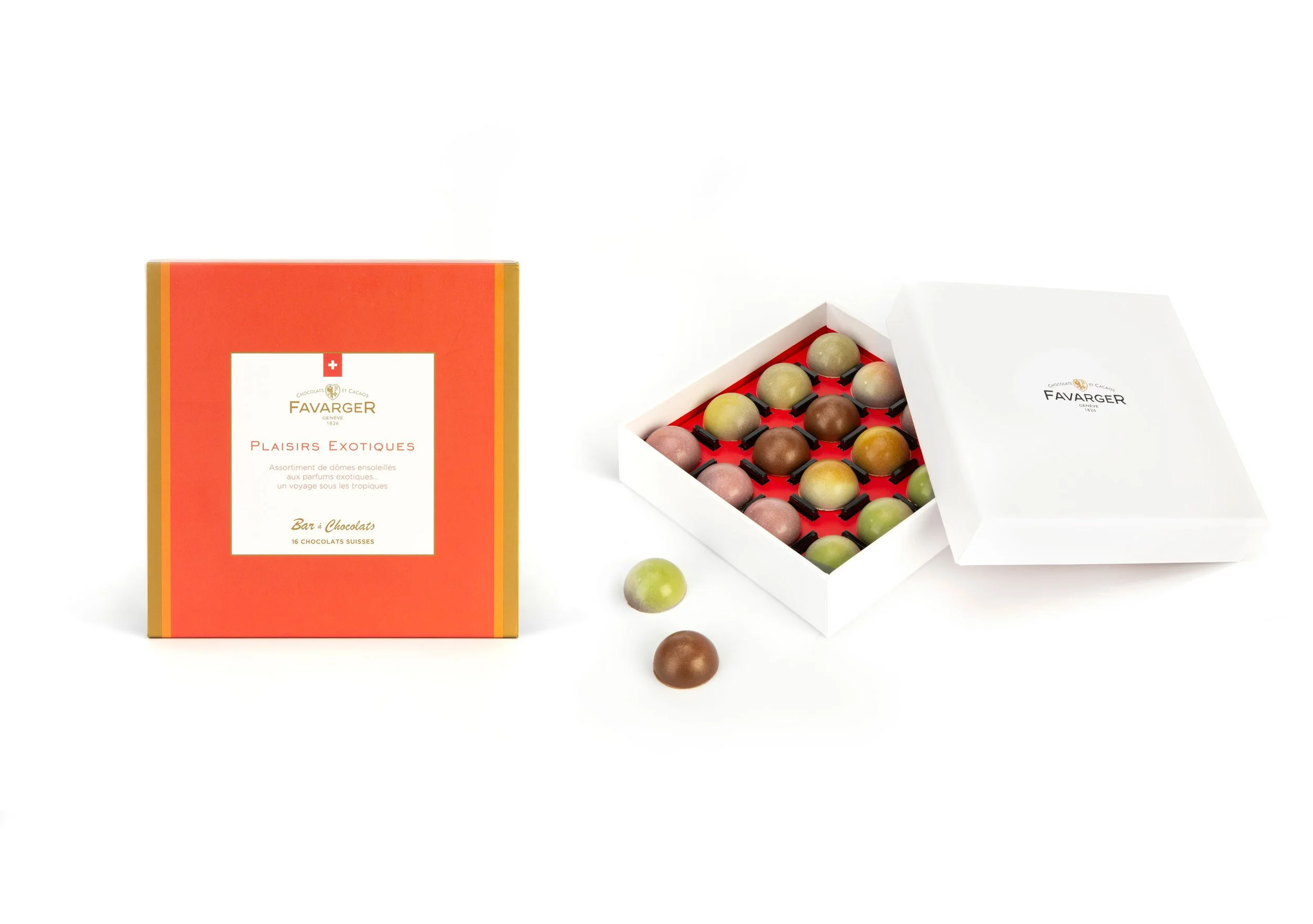 Une boîte de chocolats multicolores et une boîte ouverte contenant des petits chocolats ronds, certains de couleur vert, rose, marron, et beige, sur fond blanc.