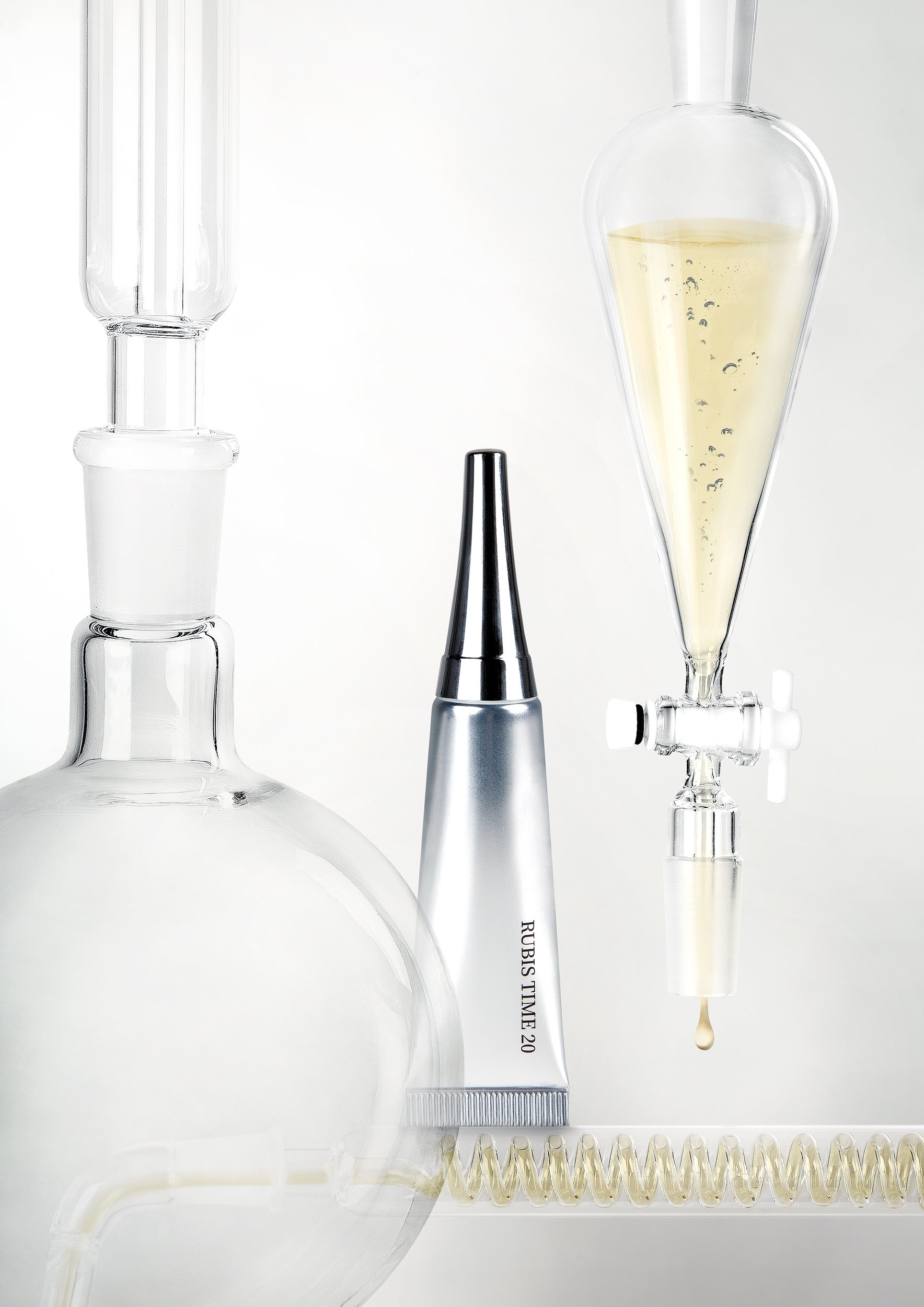 L'image montre des équipements de laboratoire, notamment un entonnoir Büchner avec un filtre à l'intérieur, un pipette pour prélèvement d'échantillons, une tubulure en spirale, et un flacon en verre, tous utilisés dans des expériences chimiques ou bi