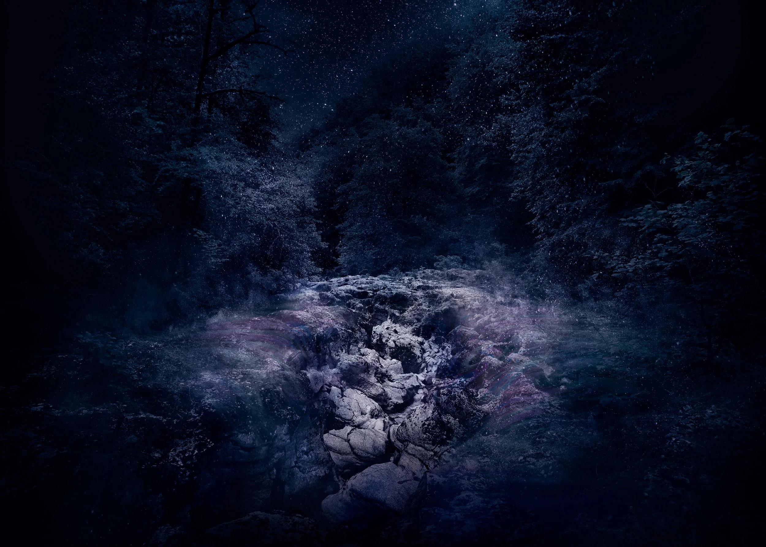 Rivière ou torrent dans une forêt sombre la nuit, avec des rochers et une eau turbulente sous un ciel étoilé.