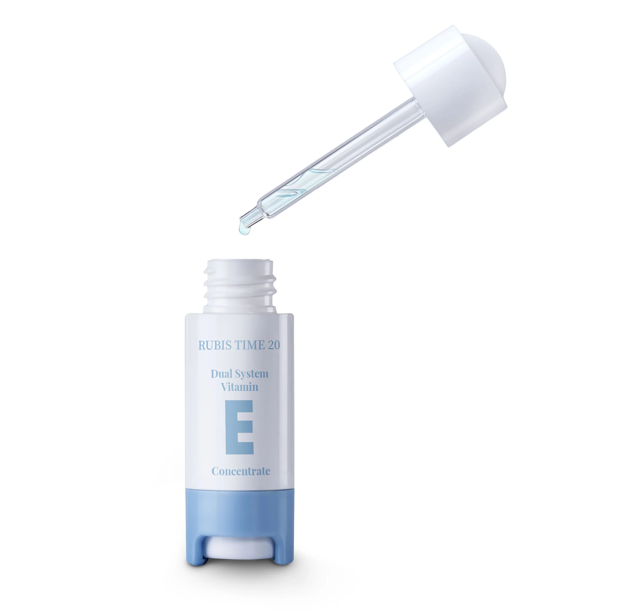 Un flacon de vitamine en forme de tube avec un bouchon blanc, dans lequel un liquide bleu clair est déposé, et une pipette en verre avec une goutte de liquide à l'extrémité, placé sur un fond blanc.