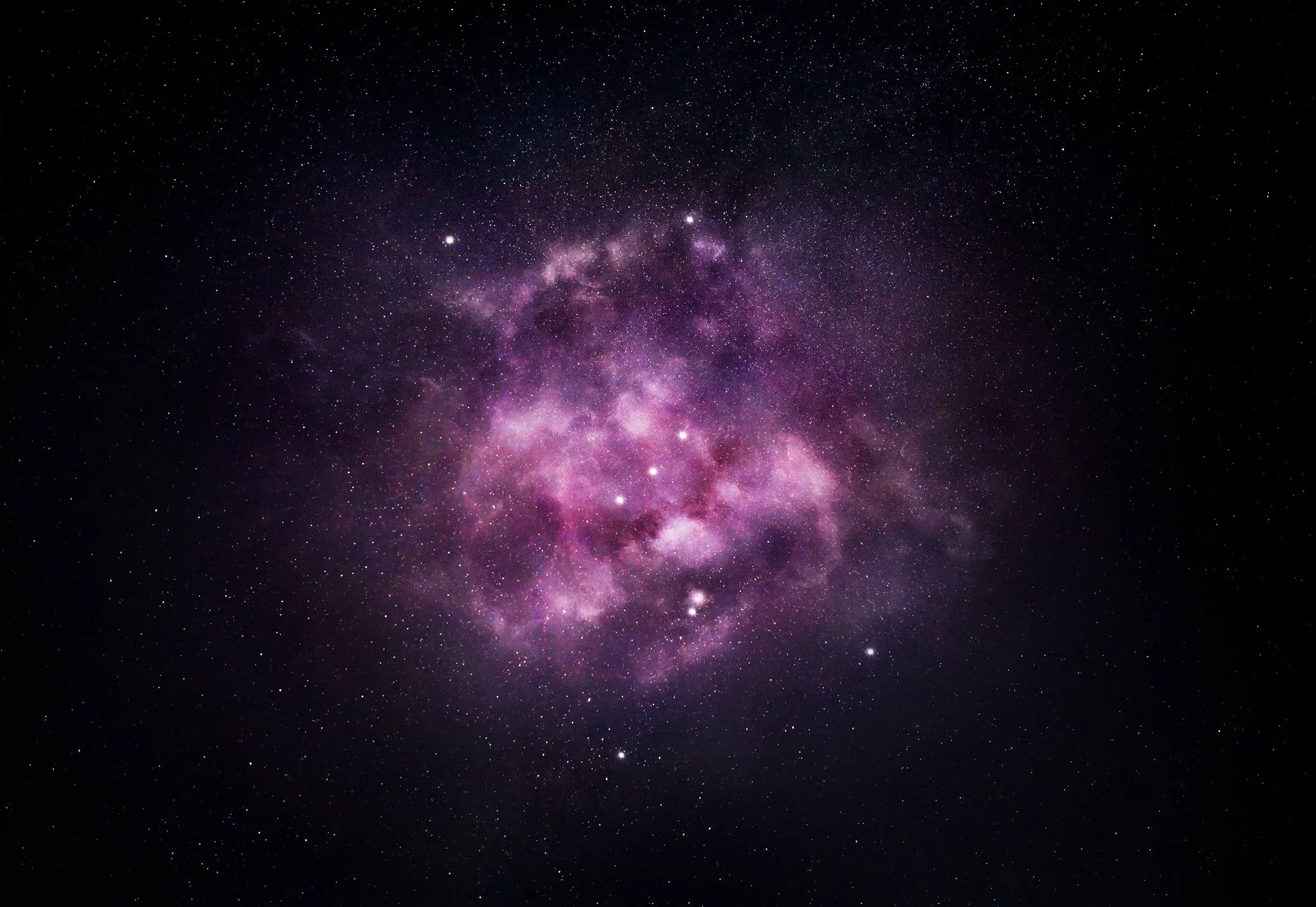 Une image de la voie lactée dans le ciel étoilé, montrant un vaste nuage de gaz et de poussière d'apparence rose-purple entouré d'innombrables étoiles brillantes.