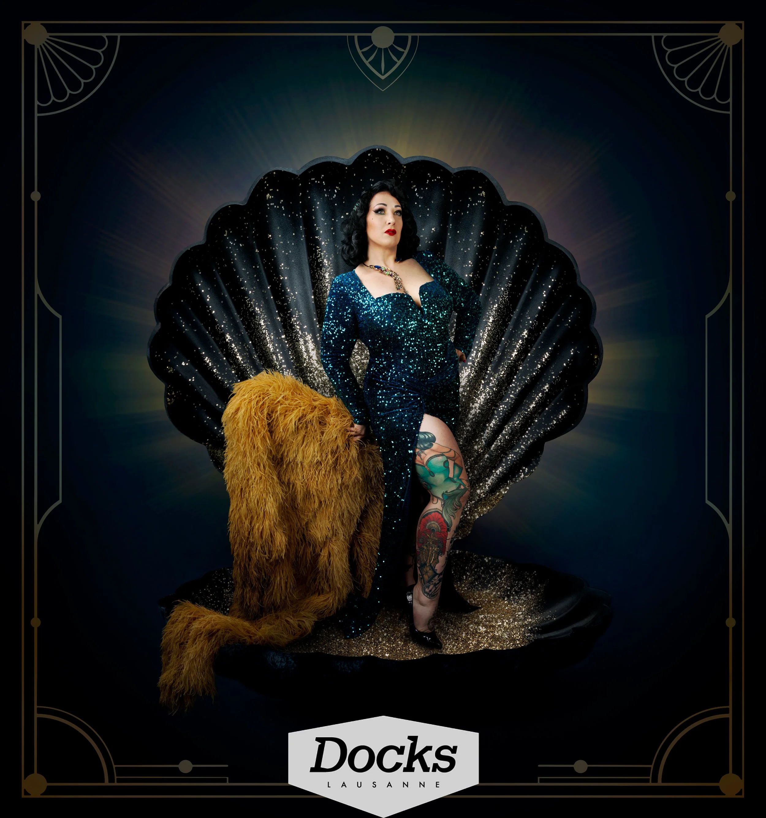 Une femme posant sur une chaise en coquillage noir avec des paillettes, portant une robe bleue brillante, une coiffure noire bouclée, des tatouages visibles sur la jambe, et des accessoires de bijoux. Fond sombre avec des détails dorés et un motif ar