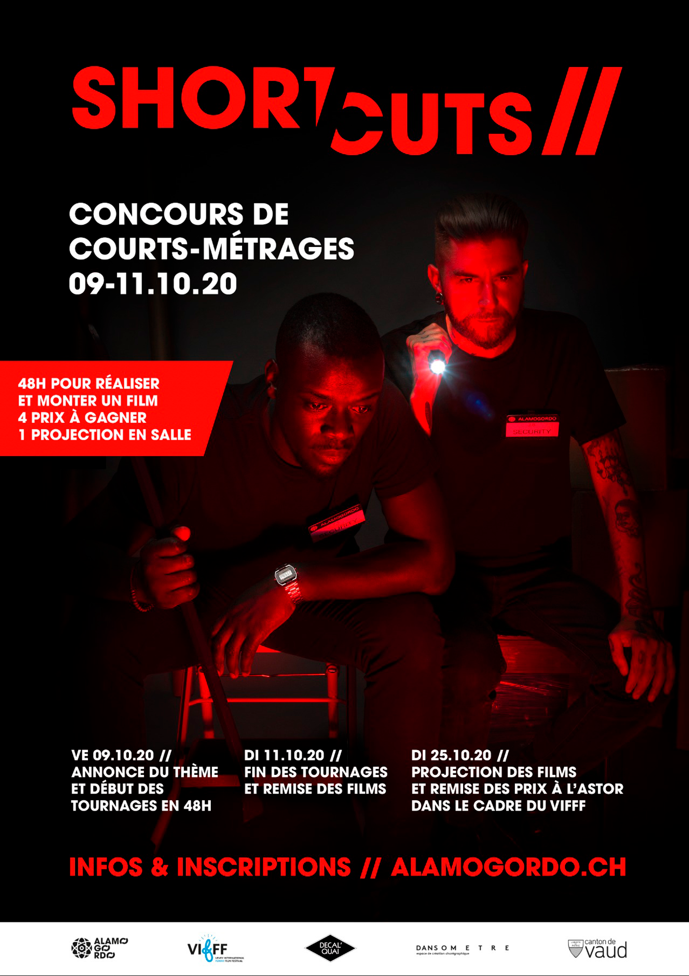 Affiche promotionnelle pour un festival de courts-métrages, avec deux hommes, une de couleur noire et une blanche, assis en face, éclairés par une lumière rouge, vêtements noirs, tenant des lampes torches, le fond noir avec prompt tout en rouge et bl