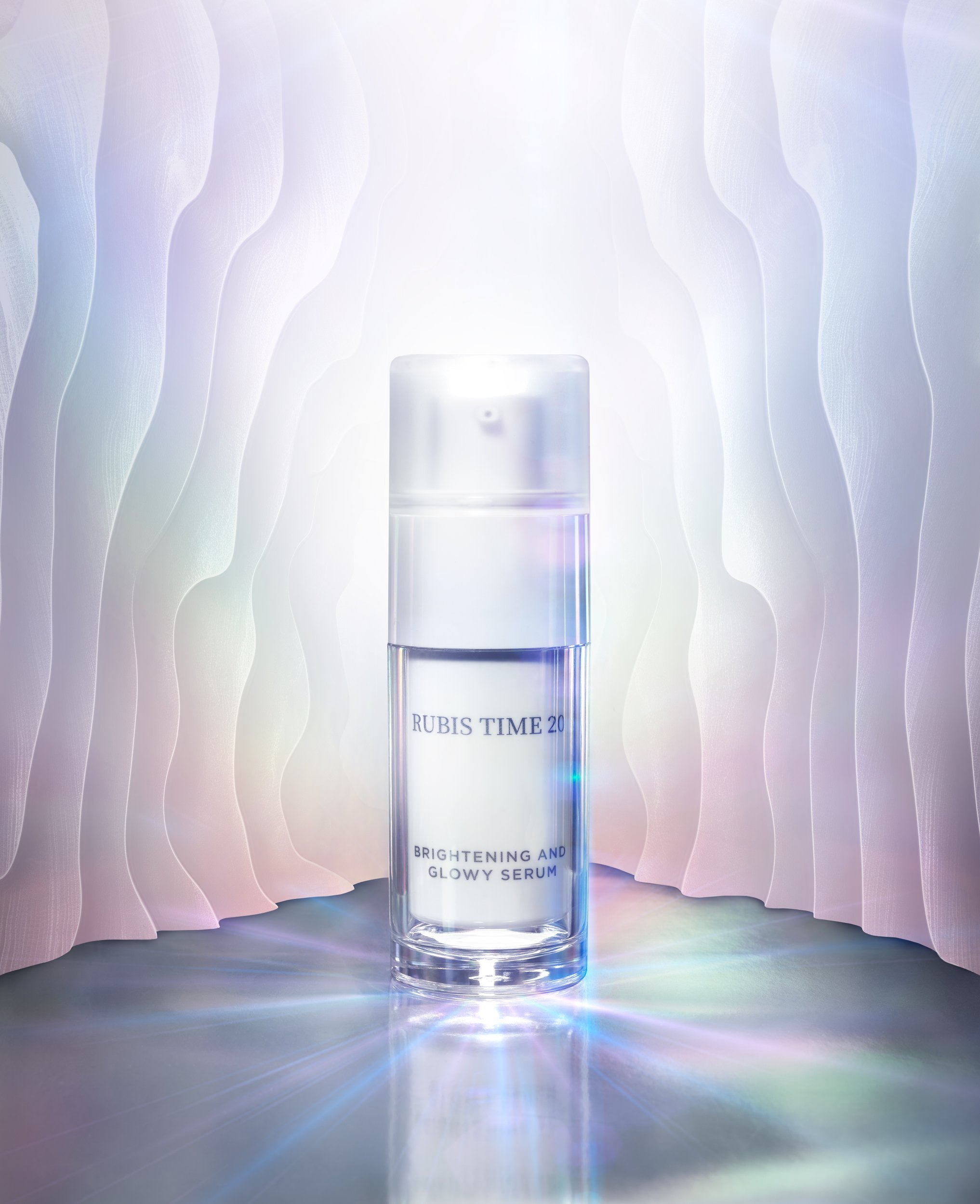 Flacon de serum en verre transparent avec liquide clair, journalisé comme Sérum Éclaircissant, placé devant une scène avec rideaux blancs, créant un effet de lumière et de réflexion.