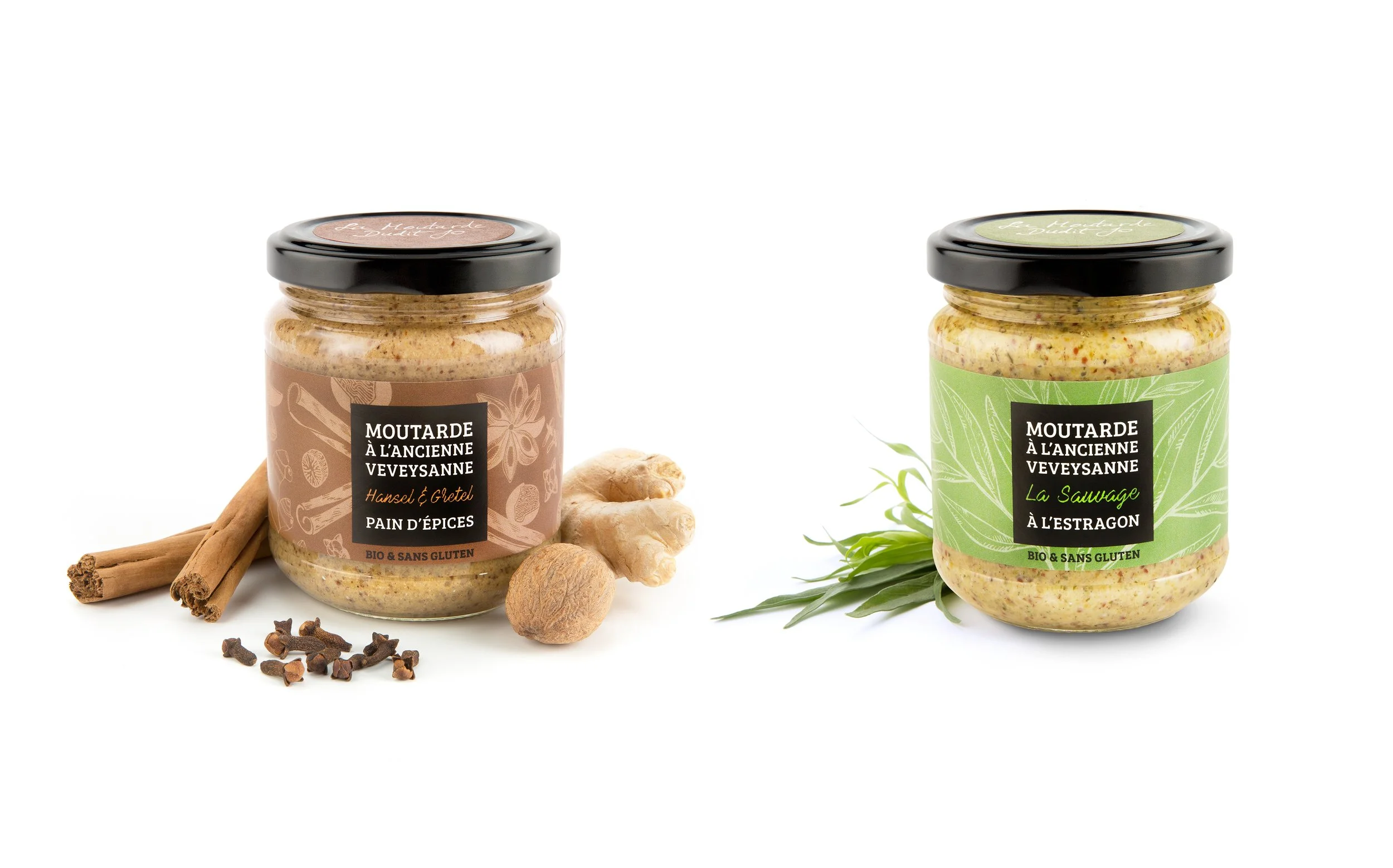 Deux pots de moutarde Bio et Sans Gluten avec des ingrédients comme le gingembre, la cannelle, des épices, et des herbes autour, sur un fond blanc.