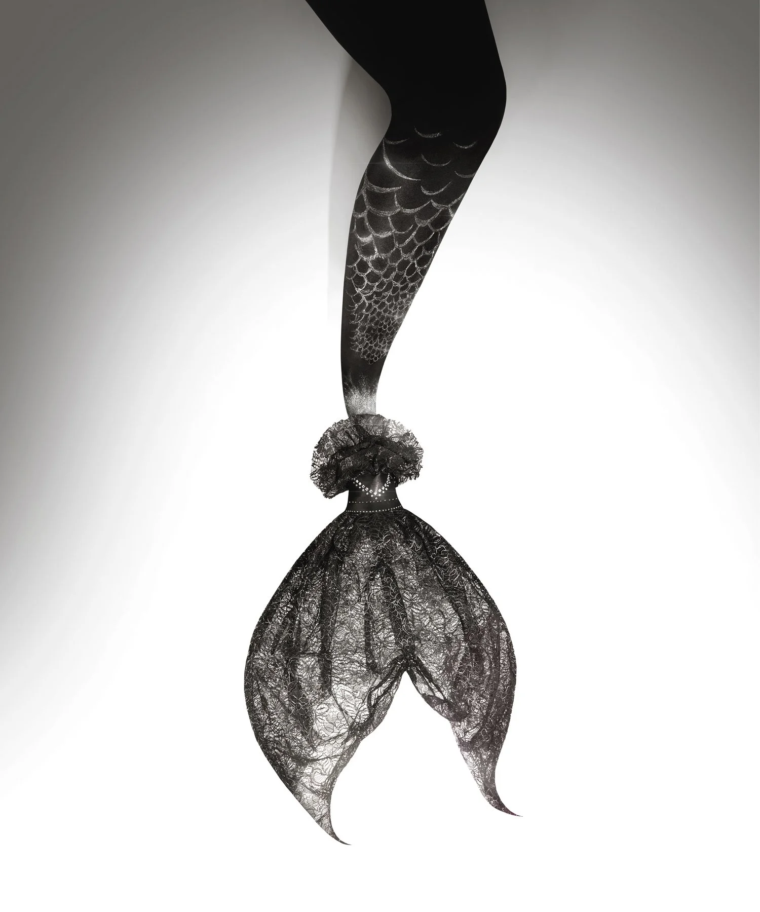 Une œuvre artistique représentant une figure féminine stylisée avec un chapeau en forme de branche d'arbre et une robe en filigrane noir.