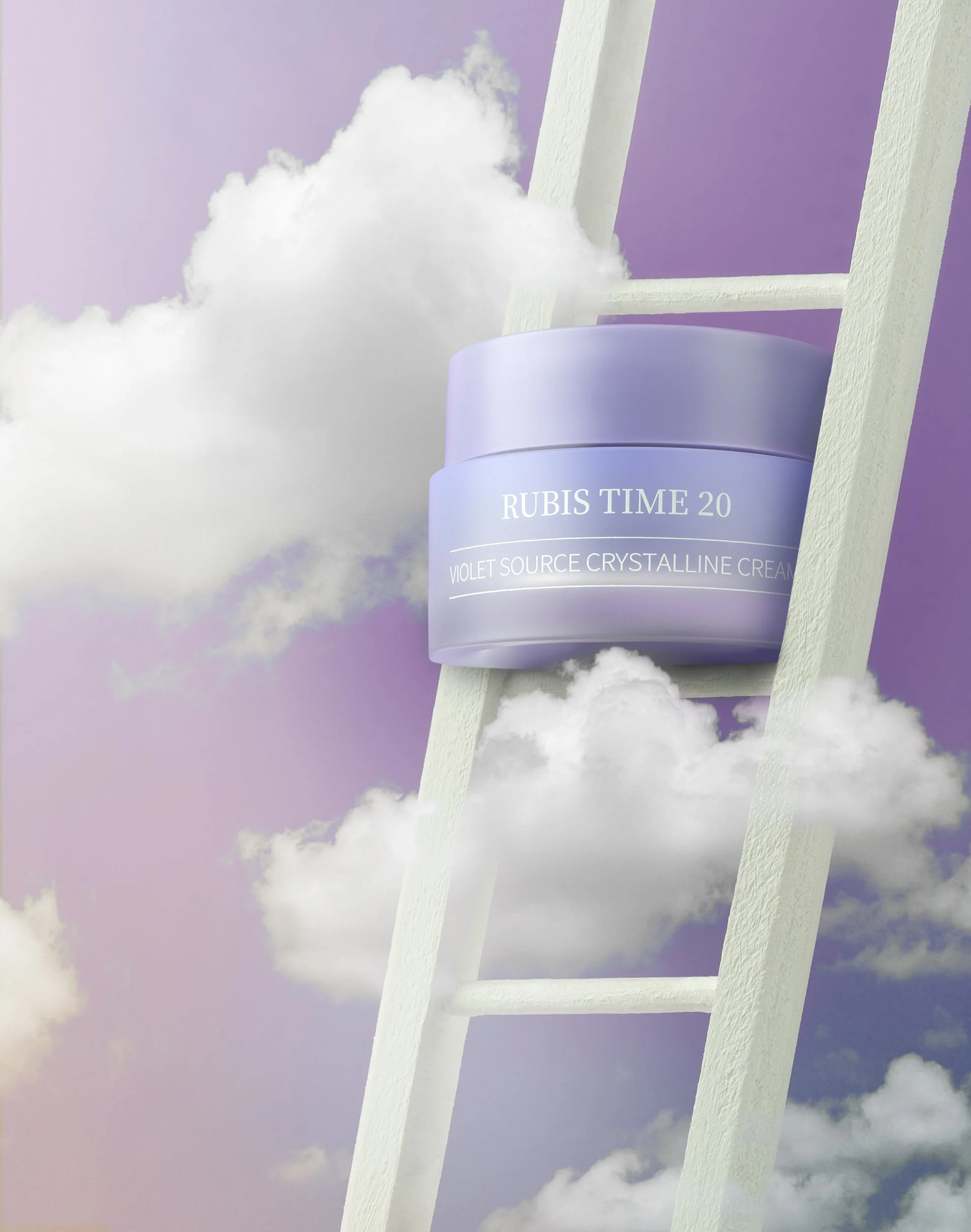 Une boîte de crème éclatante de couleur violette est suspendue entre une échelle blanche en bois dans un ciel avec des nuages, sous un ciel violet.