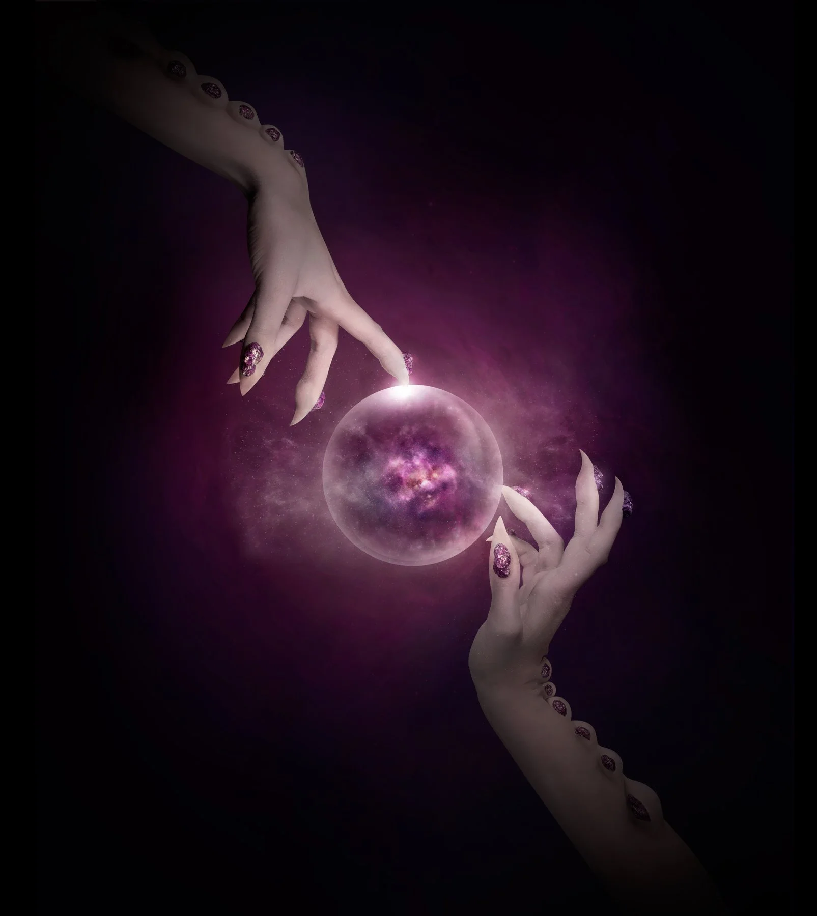 Deux mains avec ongles peints en violet à paillettes, tenant une boule de lumière violette et rose, avec un fond noir et une apparence de cosmos ou d'univers.