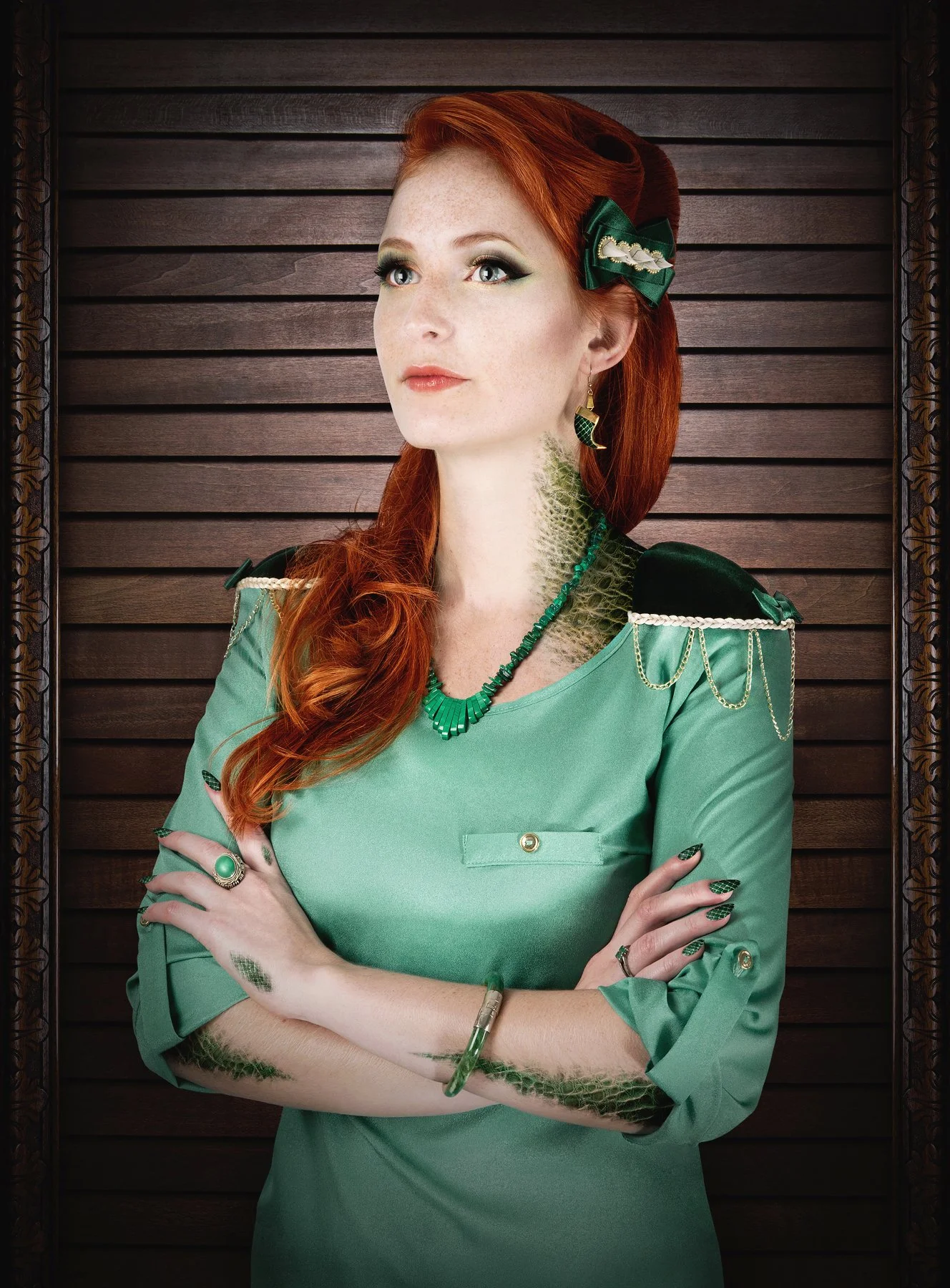 Une femme aux cheveux roux avec une robe verte, portant des accessoires en jade, avec un fond en bois horizontal.