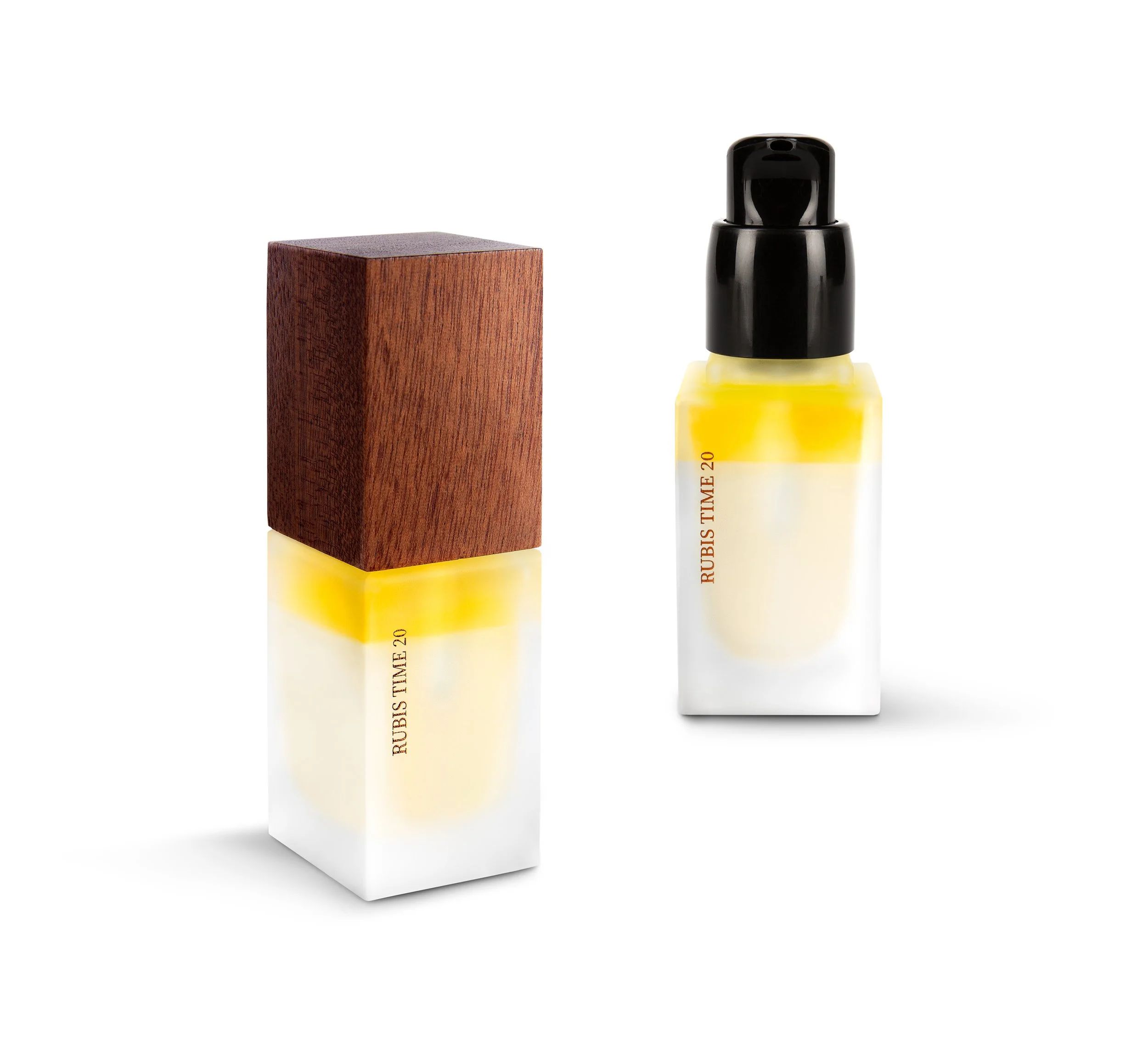 Deux bouteilles de parfum, l'une avec un capuchon en bois sombre et l'autre avec un vaporisateur noir, posées sur une surface blanche avec un fond blanc. La bouteille avec un fond jaune est visible en partie.