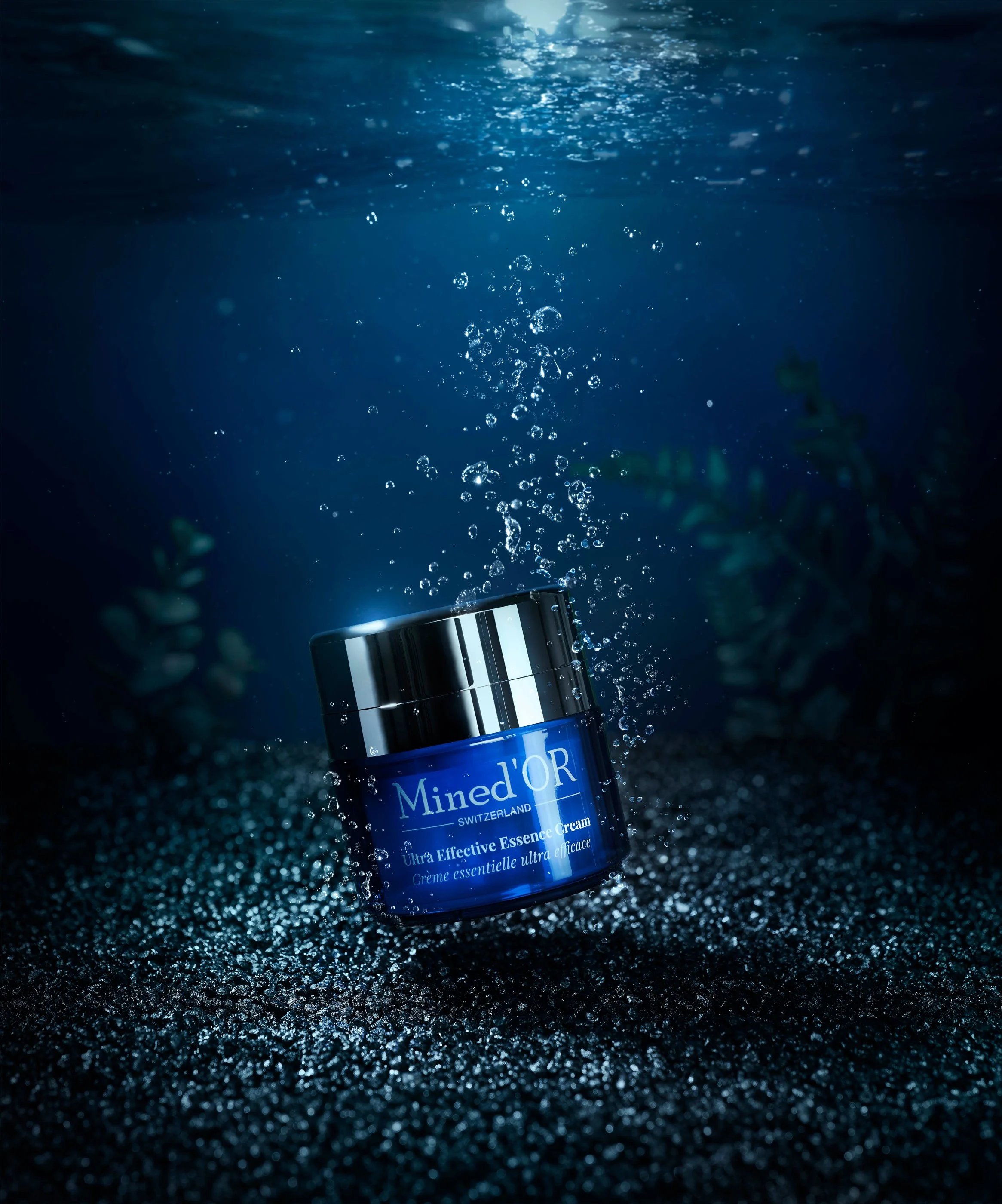 Une bouteille de crème de soin pour la peau Mined'OR Switzerland, avec un éclairage dramatique et un fond sombre, de l'eau et des gouttelettes autour.