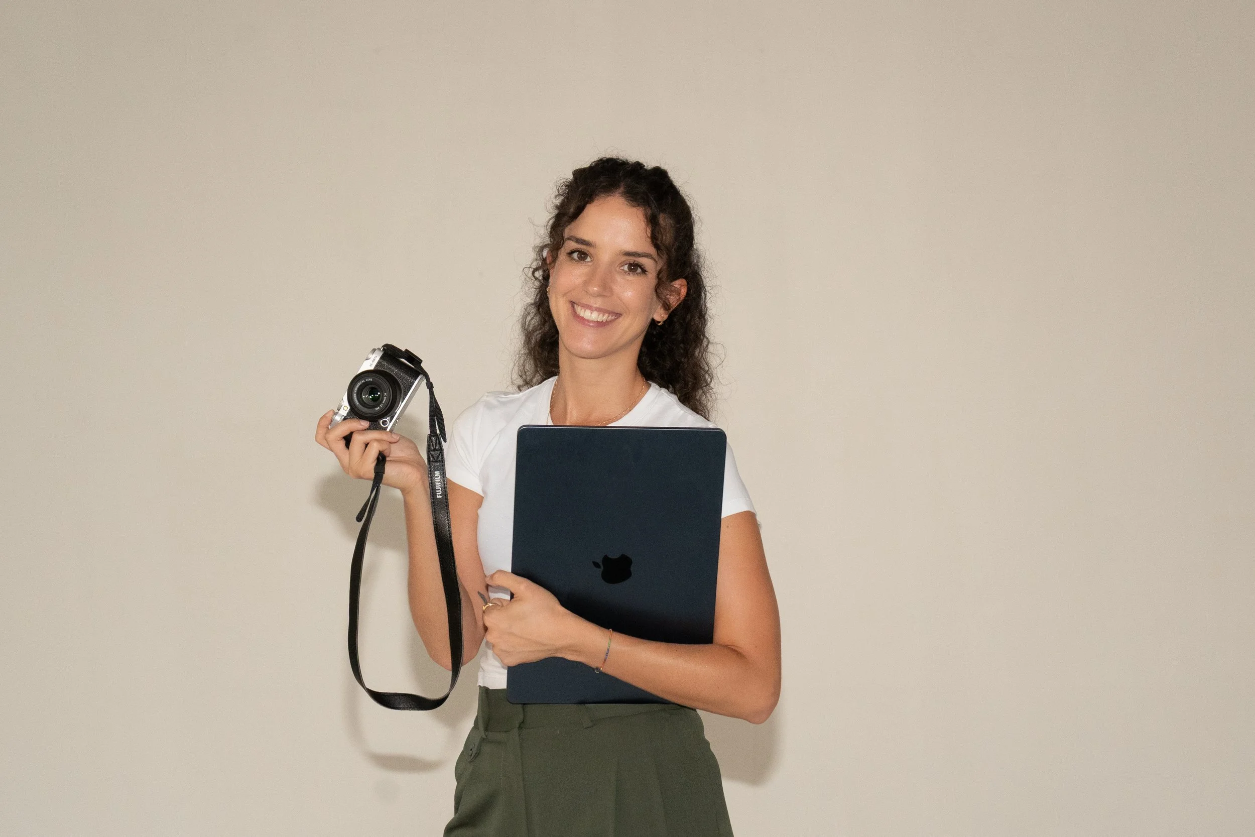 Portrait Sara Ferraz laptop and camera