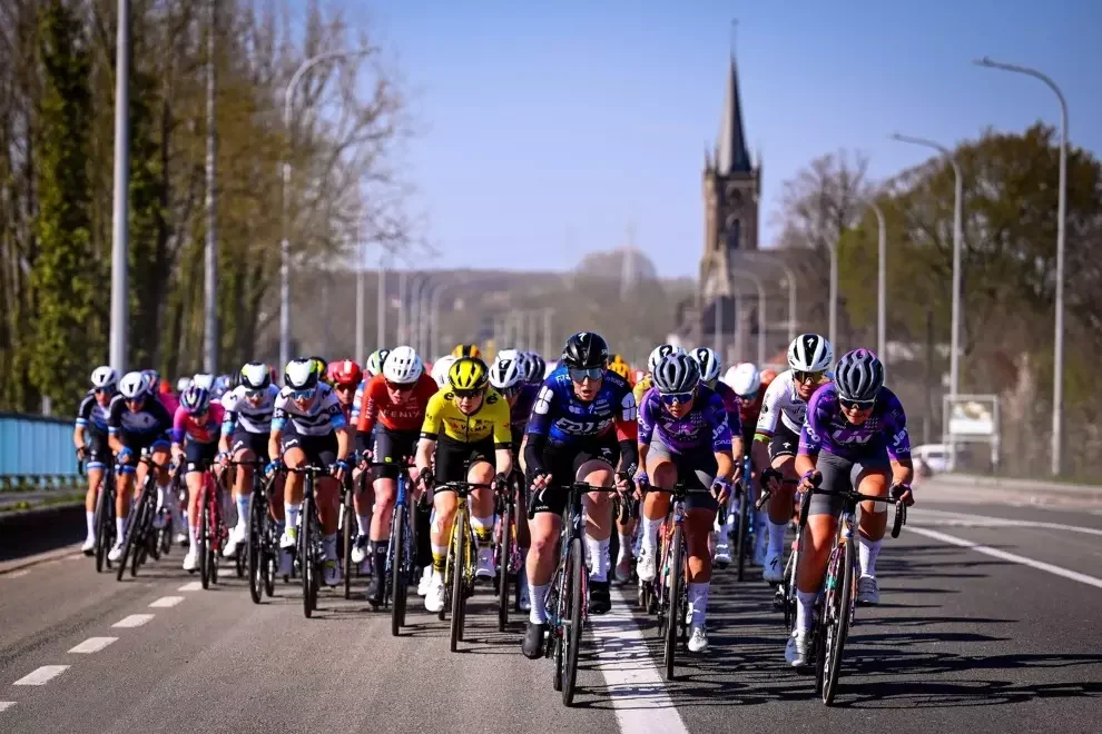 Un groupe de cyclistes en pleine course sur une route.