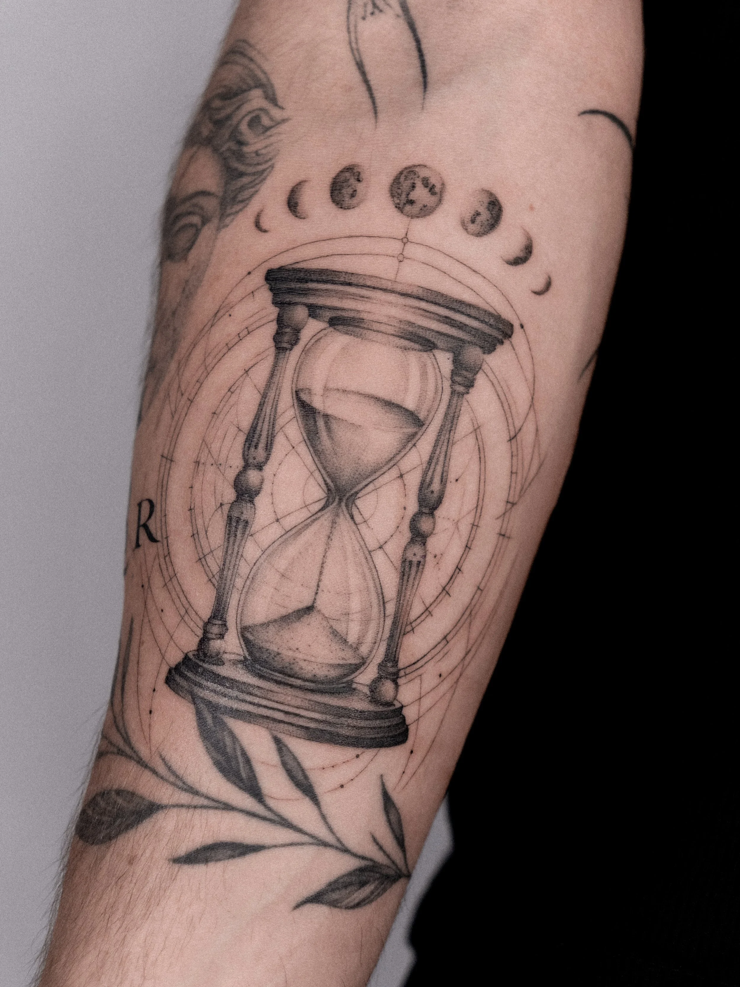 Memento mori for Menno ⌛️🤍 Link ik bio to book

#tattooartist #tattoorotterdam #finelinetattoos #finelinetattooartist #finelinerotterdam