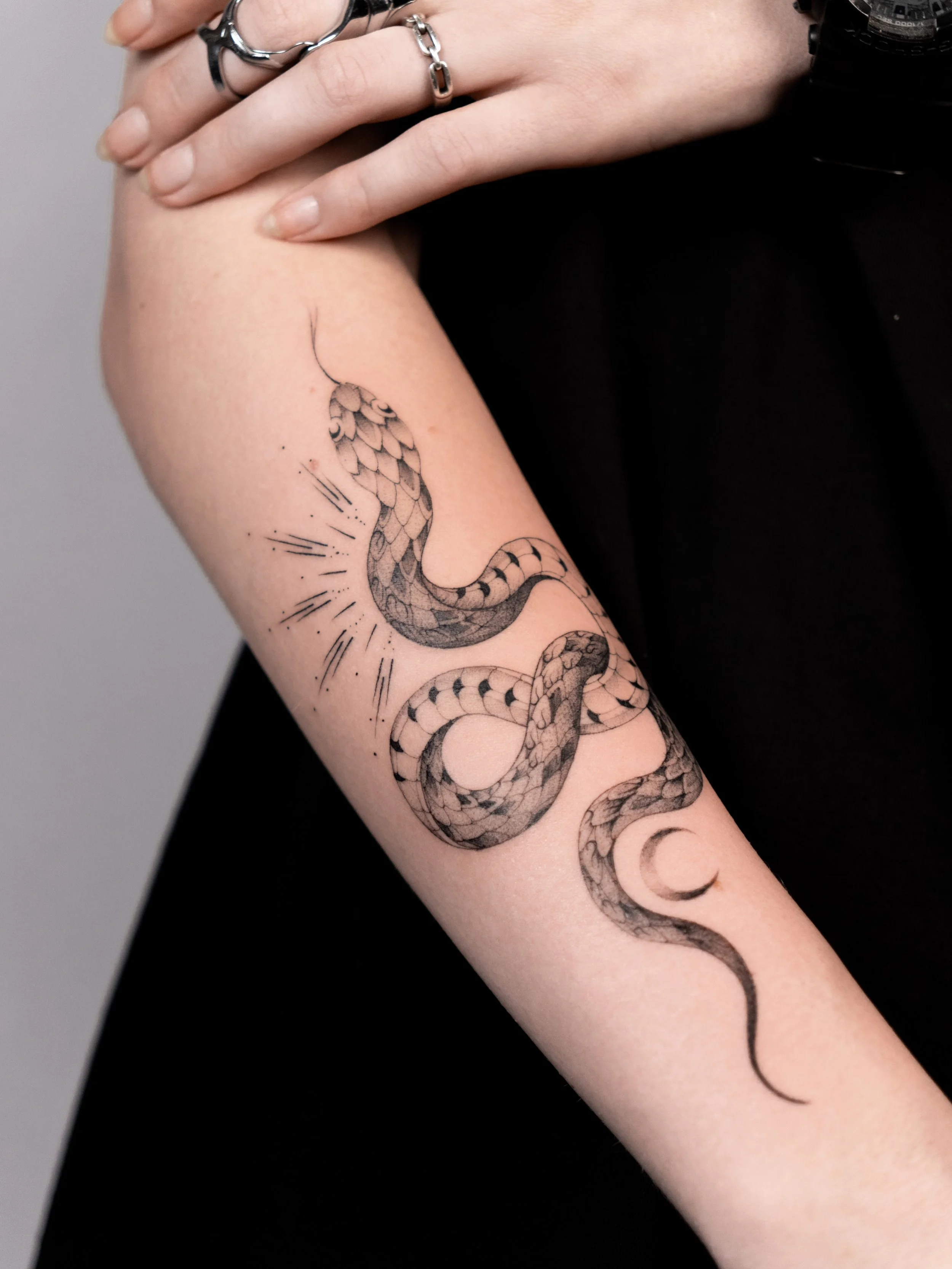 🐍🐍🐍🐍 Link in bio to book for Dec 🤍

#tattooartist #tattoorotterdam #finelinetattoos #finelinetattooartist #finelinerotterdam