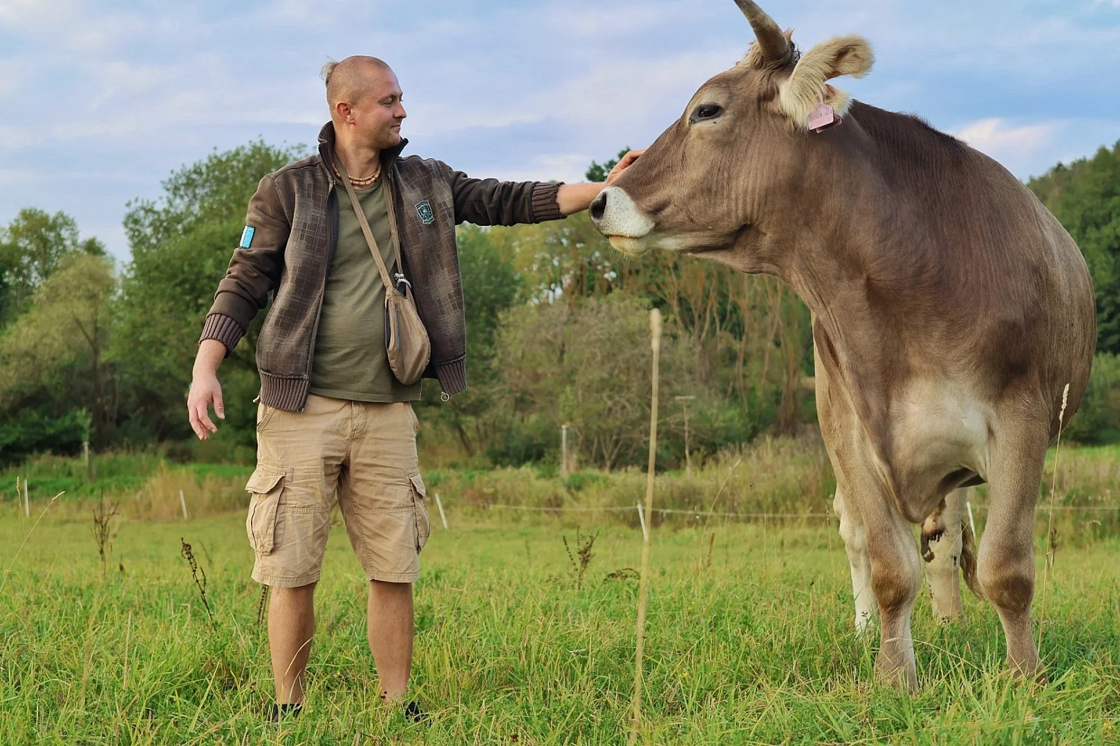 ISKCON NEWS o Krišnově dvoře: Půda jako základ ochrany krav
