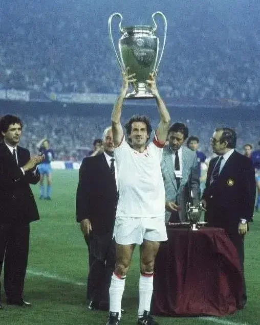 baresi alza la coppa campioni finale vinta nel 1989 nella partita Steaua Bucarest-Milan vinta per 0-4