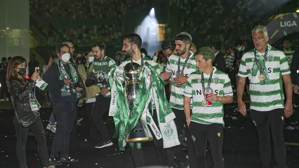 Rúben Amorim vince il campionato portoghese che tiene la coppa in mano con il suo staff
