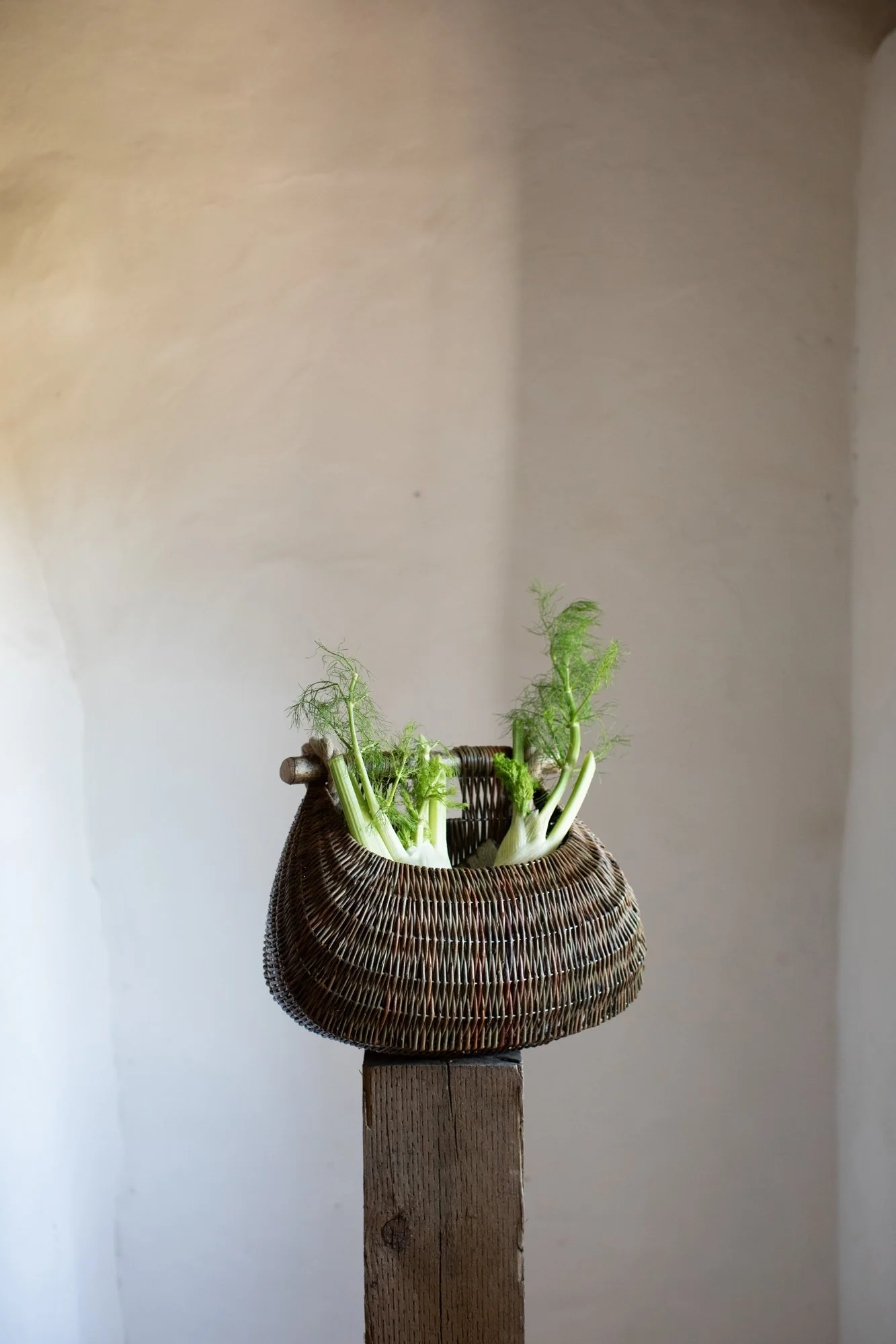 Guernsey-Willow-Baskets_ponier-a-cou-front-view.jpg